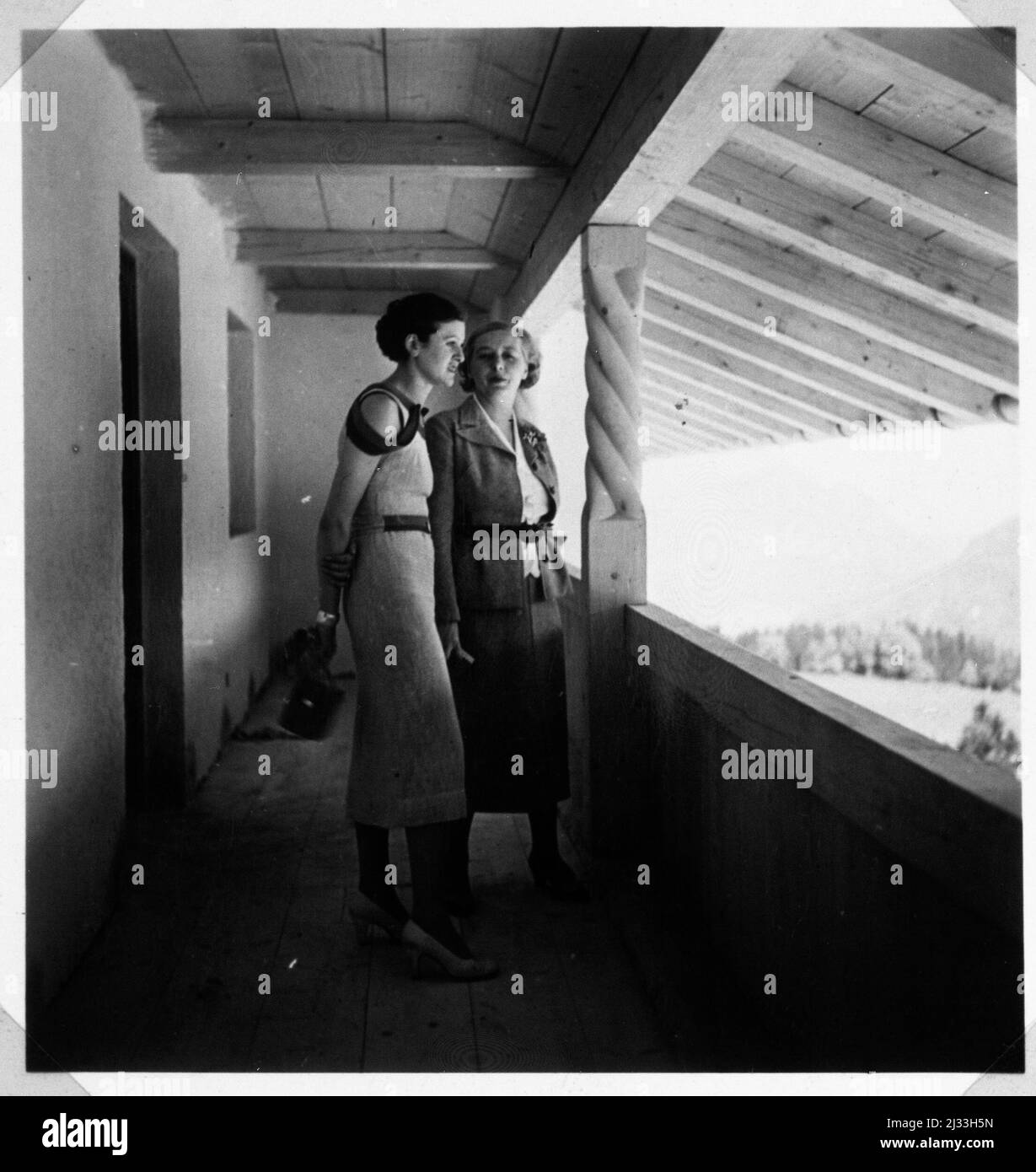 Obersalzberg, Obersalzberg, Deutschland. Eva Brauns Fotoalben, ca. 1913 - ca. 1944. Diese Alben werden Eva Braun zugeschrieben (vier werden von ihrer Freundin Herta Schneider, geb. Ostermeyer, beansprucht) und dokumentieren ihr Leben aus ca. 1913 bis 1944. Es gibt viele Fotos von Eva, ihren Schwestern und ihren Kindern, Herta Schneider und ihren Kindern, sowie Fotos von Evas Ferien, Familienmitgliedern und Freunden. Dazu gehören Fotografien von und von Eva Braun in Hitlers Berghof (oder Kehlstein), Fotos von Hitler und seinem Gefolge, Besucher von Berghof und die Landschaft um Berchtesga Stockfoto