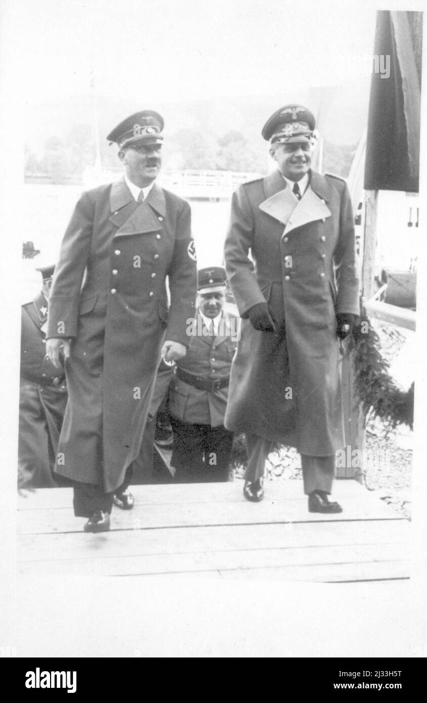 Der Führer in Godesberg. Eva Brauns Fotoalben, ca. 1913 - ca. 1944. Diese Alben werden Eva Braun zugeschrieben (vier werden von ihrer Freundin Herta Schneider, geb. Ostermeyer, beansprucht) und dokumentieren ihr Leben aus ca. 1913 bis 1944. Es gibt viele Fotos von Eva, ihren Schwestern und ihren Kindern, Herta Schneider und ihren Kindern, sowie Fotos von Evas Ferien, Familienmitgliedern und Freunden. Dazu gehören Fotografien von und von Eva Braun in Hitlers Chalet Berghof (oder Kehlstein), Fotografien von Hitler und seinem Gefolge, Besucher von Berghof und der Landschaft um Berchtesgaden und som Stockfoto