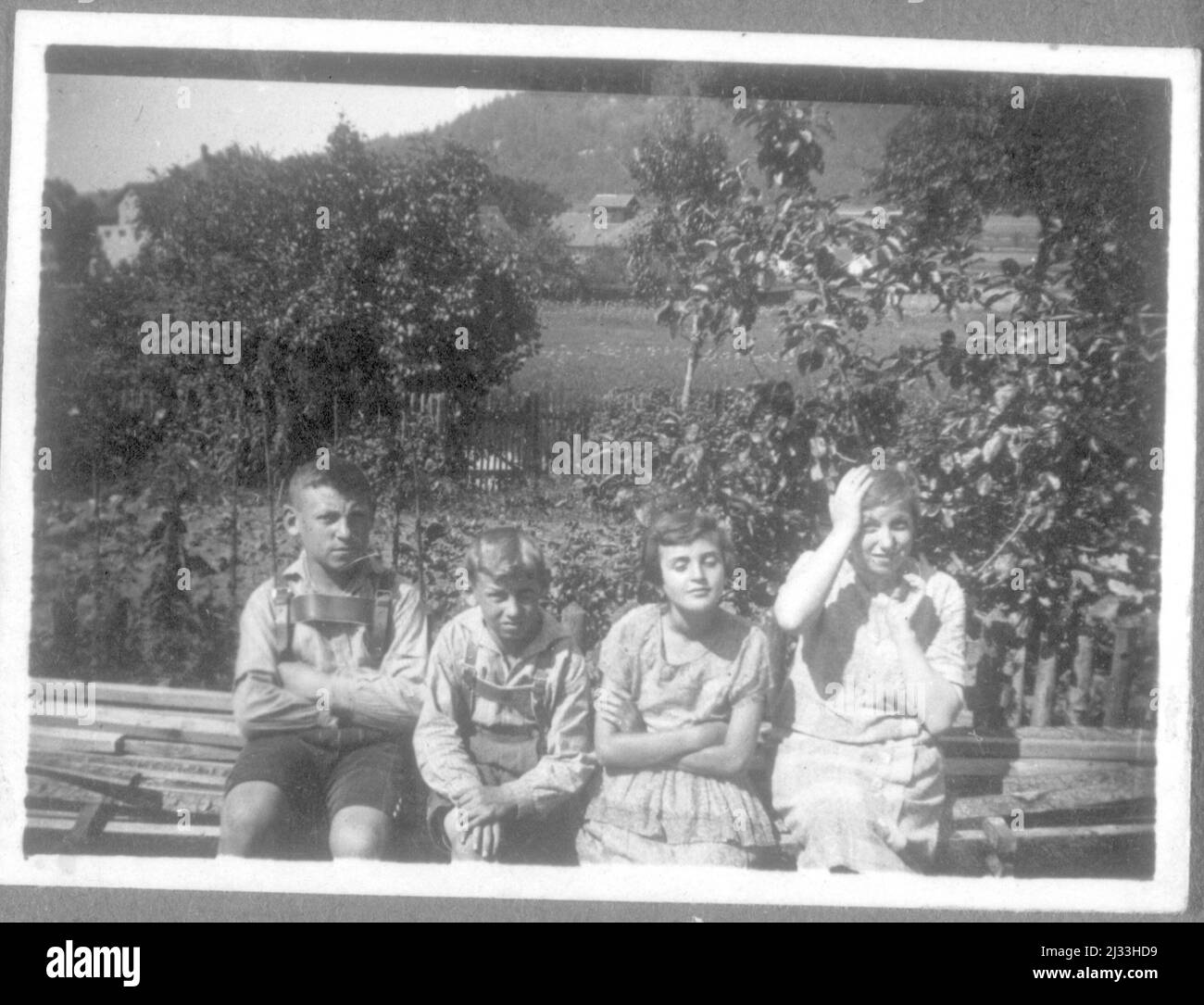 Eva Brauns Fotoalben, ca. 1913 - ca. 1944. Diese Alben werden Eva Braun zugeschrieben (vier werden von ihrer Freundin Herta Schneider, geb. Ostermeyer, beansprucht) und dokumentieren ihr Leben aus ca. 1913 bis 1944. Es gibt viele Fotos von Eva, ihren Schwestern und ihren Kindern, Herta Schneider und ihren Kindern, sowie Fotos von Evas Ferien, Familienmitgliedern und Freunden. Dazu gehören Fotografien von und von Eva Braun im Hitlerhaus Berghof (oder Kehlstein), Fotografien von Hitler und seinem Gefolge, Besucher von Berghof und der Landschaft um Berchtesgaden sowie einige Studioporträts von Eva Stockfoto