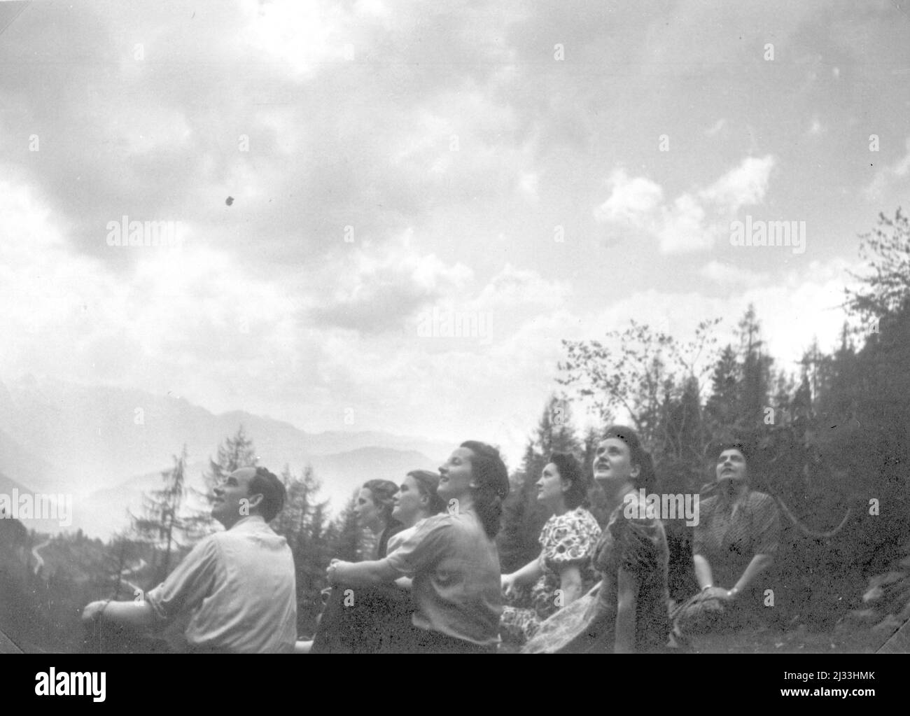 Eva Brauns Fotoalben, ca. 1913 - ca. 1944. Diese Alben werden Eva Braun zugeschrieben (vier werden von ihrer Freundin Herta Schneider, geb. Ostermeyer, beansprucht) und dokumentieren ihr Leben aus ca. 1913 bis 1944. Es gibt viele Fotos von Eva, ihren Schwestern und ihren Kindern, Herta Schneider und ihren Kindern, sowie Fotos von Evas Ferien, Familienmitgliedern und Freunden. Dazu gehören Fotografien von und von Eva Braun im Hitlerhaus Berghof (oder Kehlstein), Fotografien von Hitler und seinem Gefolge, Besucher von Berghof und der Landschaft um Berchtesgaden sowie einige Studioporträts von Eva Stockfoto