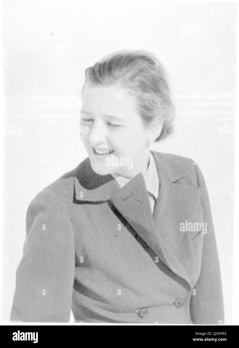Eva Brauns Fotoalben, ca. 1913 - ca. 1944. Diese Alben werden Eva Braun zugeschrieben (vier werden von ihrer Freundin Herta Schneider, geb. Ostermeyer, beansprucht) und dokumentieren ihr Leben aus ca. 1913 bis 1944. Es gibt viele Fotos von Eva, ihren Schwestern und ihren Kindern, Herta Schneider und ihren Kindern, sowie Fotos von Evas Ferien, Familienmitgliedern und Freunden. Dazu gehören Fotografien von und von Eva Braun im Hitlerhaus Berghof (oder Kehlstein), Fotografien von Hitler und seinem Gefolge, Besucher von Berghof und der Landschaft um Berchtesgaden sowie einige Studioporträts von Eva Stockfoto