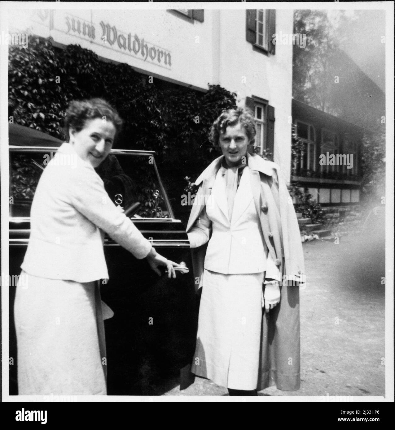 Urlaub 1937. Schachen - Urlaub 1937. Schachen, Schachen, Deutschland. Eva Brauns Fotoalben, ca. 1913 - ca. 1944. Diese Alben werden Eva Braun zugeschrieben (vier werden von ihrer Freundin Herta Schneider, geb. Ostermeyer, beansprucht) und dokumentieren ihr Leben aus ca. 1913 bis 1944. Es gibt viele Fotos von Eva, ihren Schwestern und ihren Kindern, Herta Schneider und ihren Kindern, sowie Fotos von Evas Ferien, Familienmitgliedern und Freunden. Dazu gehören Fotografien von und von Eva Braun in Hitlers Chalet Berghof (oder Kehlstein), Fotografien von Hitler und seinem Gefolge, Besucher von Berghof A Stockfoto