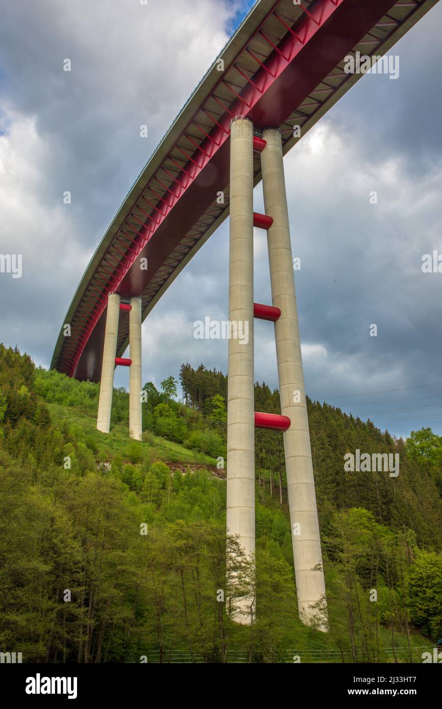 Autobahnbrücke Nuttlar, A46, Sauerland, 2019, Stahlbeton, Stahlkastenträger, Deutsche Autobahn, Stockfoto