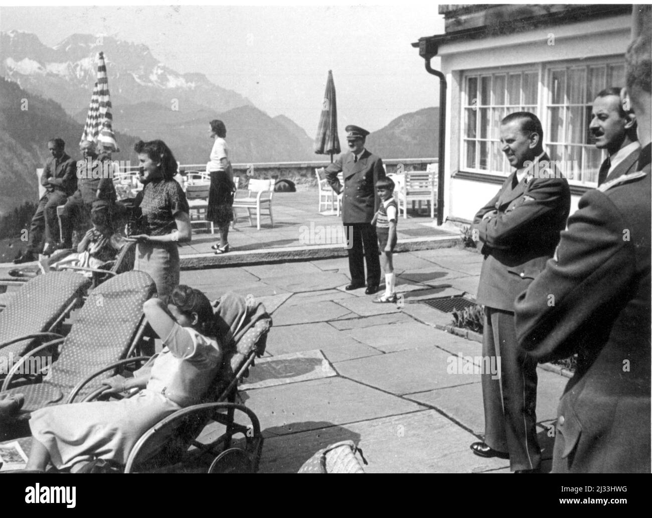 Eva Brauns Fotoalben, ca. 1913 - ca. 1944. Diese Alben werden Eva Braun zugeschrieben (vier werden von ihrer Freundin Herta Schneider, geb. Ostermeyer, beansprucht) und dokumentieren ihr Leben aus ca. 1913 bis 1944. Es gibt viele Fotos von Eva, ihren Schwestern und ihren Kindern, Herta Schneider und ihren Kindern, sowie Fotos von Evas Ferien, Familienmitgliedern und Freunden. Dazu gehören Fotografien von und von Eva Braun im Hitlerhaus Berghof (oder Kehlstein), Fotografien von Hitler und seinem Gefolge, Besucher von Berghof und der Landschaft um Berchtesgaden sowie einige Studioporträts von Eva Stockfoto