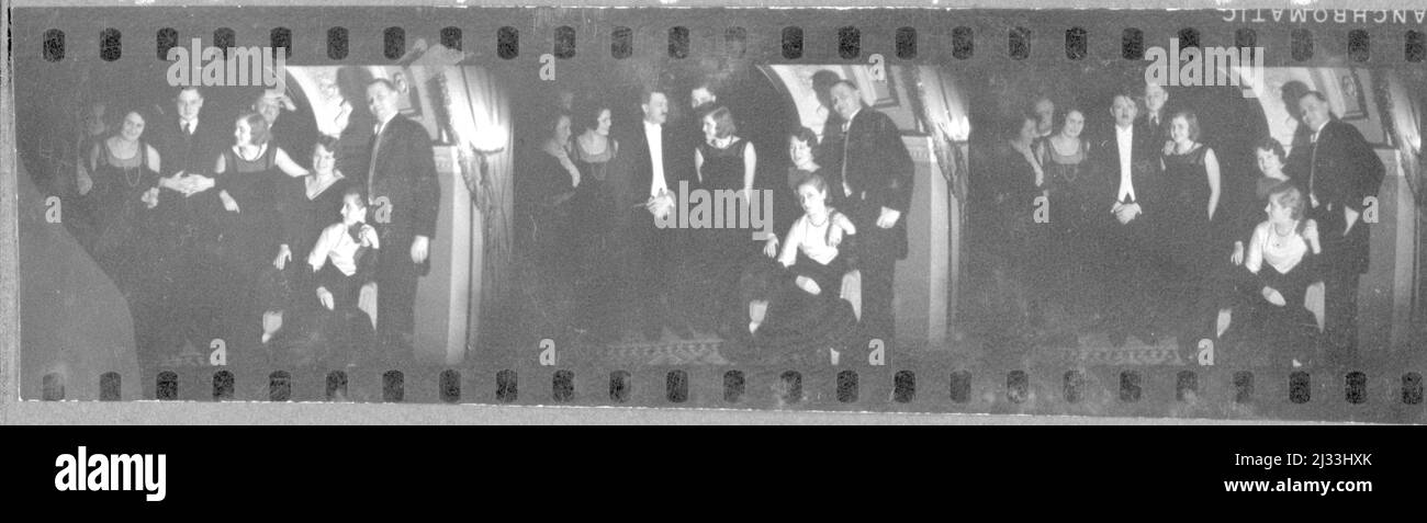 Eva Brauns Fotoalben, ca. 1913 - ca. 1944. Diese Alben werden Eva Braun zugeschrieben (vier werden von ihrer Freundin Herta Schneider, geb. Ostermeyer, beansprucht) und dokumentieren ihr Leben aus ca. 1913 bis 1944. Es gibt viele Fotos von Eva, ihren Schwestern und ihren Kindern, Herta Schneider und ihren Kindern, sowie Fotos von Evas Ferien, Familienmitgliedern und Freunden. Dazu gehören Fotografien von und von Eva Braun im Hitlerhaus Berghof (oder Kehlstein), Fotografien von Hitler und seinem Gefolge, Besucher von Berghof und der Landschaft um Berchtesgaden sowie einige Studioporträts von Eva Stockfoto