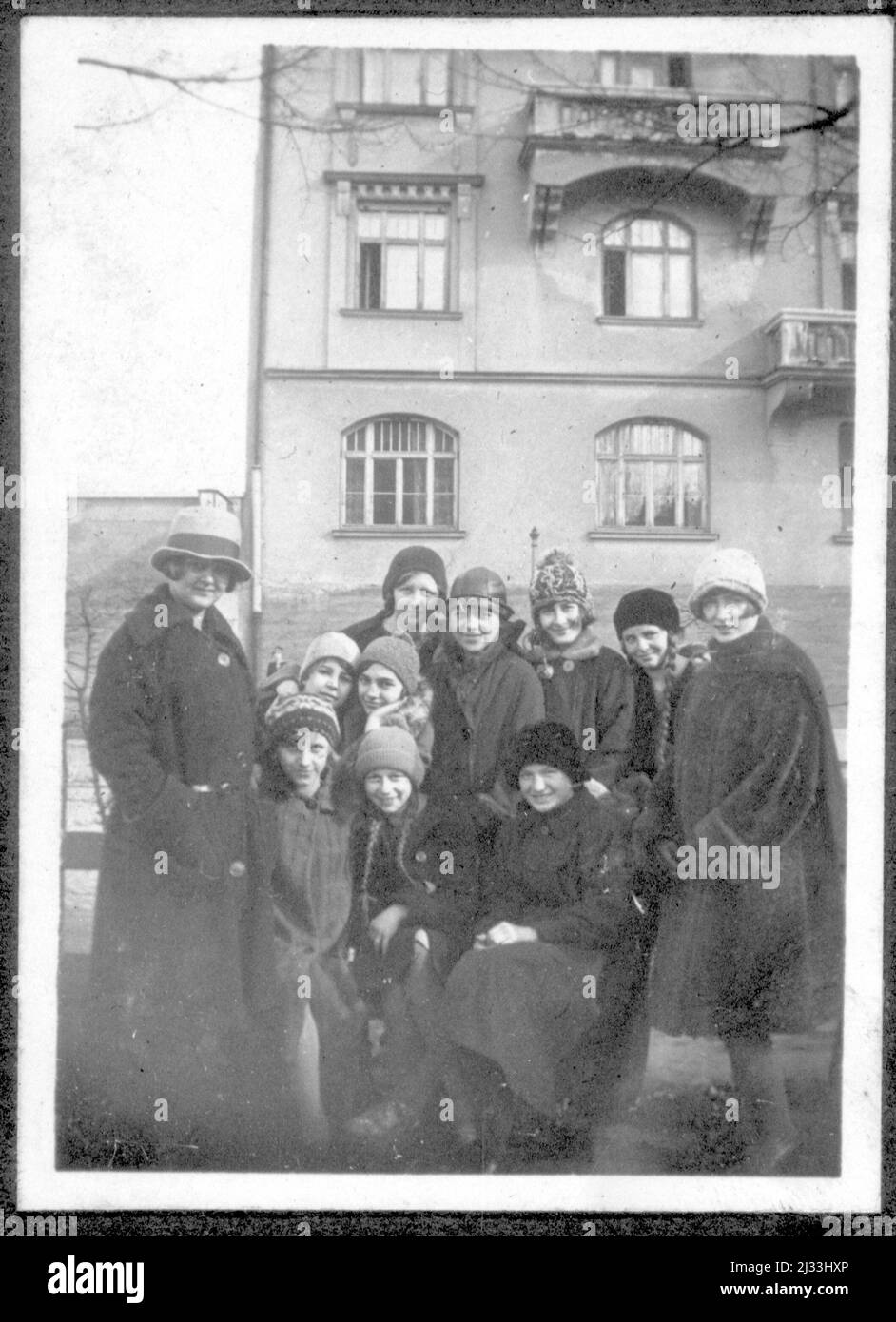 Herta Worell. Eva Brauns Fotoalben, ca. 1913 - ca. 1944. Diese Alben werden Eva Braun zugeschrieben (vier werden von ihrer Freundin Herta Schneider, geb. Ostermeyer, beansprucht) und dokumentieren ihr Leben aus ca. 1913 bis 1944. Es gibt viele Fotos von Eva, ihren Schwestern und ihren Kindern, Herta Schneider und ihren Kindern, sowie Fotos von Evas Ferien, Familienmitgliedern und Freunden. Dazu gehören Fotografien von und von Eva Braun in Hitlers Chalet Berghof (oder Kehlstein), Fotografien von Hitler und seinem Gefolge, Besucher von Berghof und der Landschaft um Berchtesgaden sowie einige Studiofotos Stockfoto