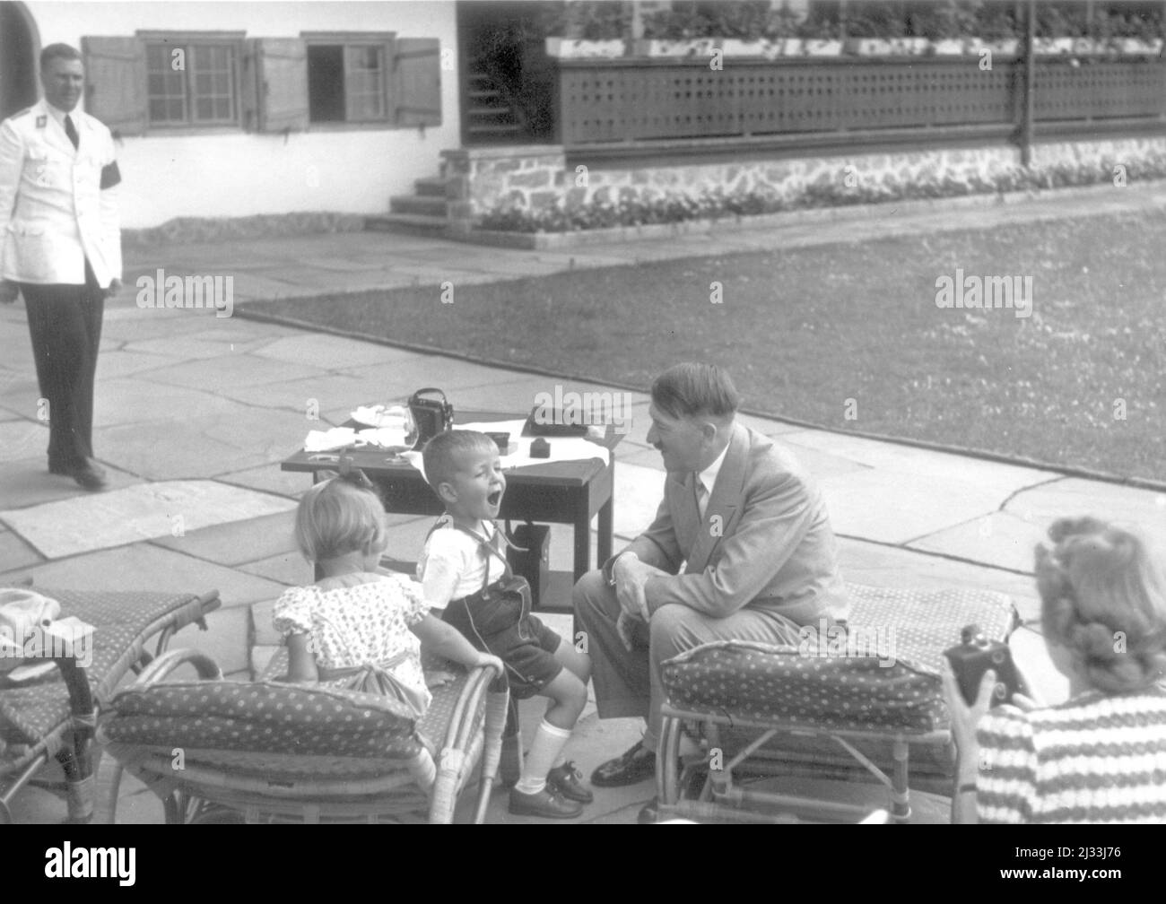 Eva Brauns Fotoalben, ca. 1913 - ca. 1944. Diese Alben werden Eva Braun zugeschrieben (vier werden von ihrer Freundin Herta Schneider, geb. Ostermeyer, beansprucht) und dokumentieren ihr Leben aus ca. 1913 bis 1944. Es gibt viele Fotos von Eva, ihren Schwestern und ihren Kindern, Herta Schneider und ihren Kindern, sowie Fotos von Evas Ferien, Familienmitgliedern und Freunden. Dazu gehören Fotografien von und von Eva Braun im Hitlerhaus Berghof (oder Kehlstein), Fotografien von Hitler und seinem Gefolge, Besucher von Berghof und der Landschaft um Berchtesgaden sowie einige Studioporträts von Eva Stockfoto