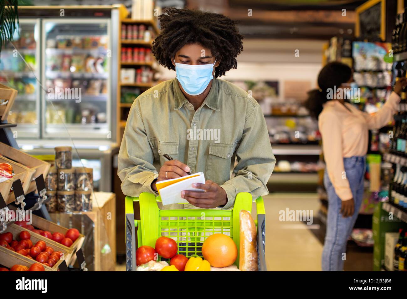 African Guy Kauf Lebensmittel Schreiben Einkaufsliste Im Supermarkt Stockfoto