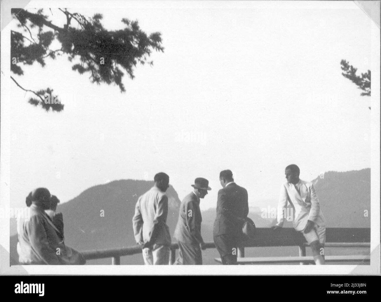 Eva Brauns Fotoalben, ca. 1913 - ca. 1944. Diese Alben werden Eva Braun zugeschrieben (vier werden von ihrer Freundin Herta Schneider, geb. Ostermeyer, beansprucht) und dokumentieren ihr Leben aus ca. 1913 bis 1944. Es gibt viele Fotos von Eva, ihren Schwestern und ihren Kindern, Herta Schneider und ihren Kindern, sowie Fotos von Evas Ferien, Familienmitgliedern und Freunden. Dazu gehören Fotografien von und von Eva Braun im Hitlerhaus Berghof (oder Kehlstein), Fotografien von Hitler und seinem Gefolge, Besucher von Berghof und der Landschaft um Berchtesgaden sowie einige Studioporträts von Eva Stockfoto