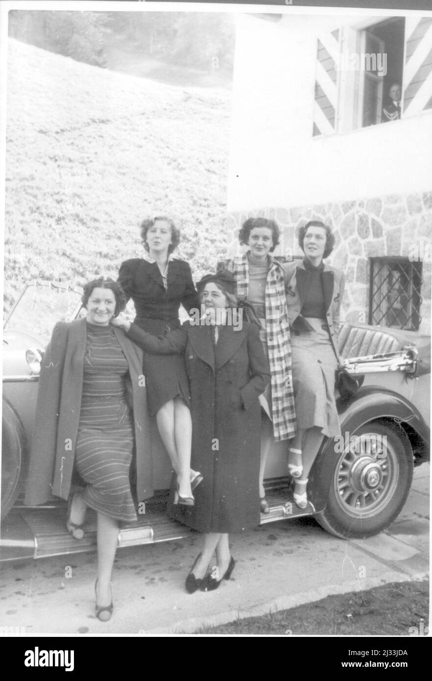Im September 1938 auf dem Obersalzberg. Eva Brauns Fotoalben, ca. 1913 - ca. 1944. Diese Alben werden Eva Braun zugeschrieben (vier werden von ihrer Freundin Herta Schneider, geb. Ostermeyer, beansprucht) und dokumentieren ihr Leben aus ca. 1913 bis 1944. Es gibt viele Fotos von Eva, ihren Schwestern und ihren Kindern, Herta Schneider und ihren Kindern, sowie Fotos von Evas Ferien, Familienmitgliedern und Freunden. Dazu gehören Fotografien von und von Eva Braun in Hitlers Chalet Berghof (oder Kehlstein), Fotografien von Hitler und seinem Gefolge, Besucher von Berghof und die Landschaft um Berchte Stockfoto