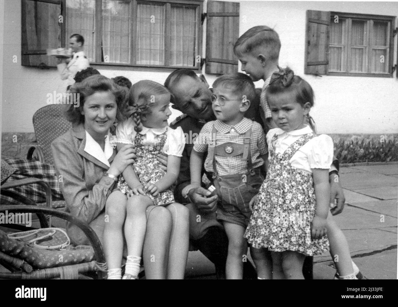 Sepp Dietrich n. Speers Kinder. Eva Brauns Fotoalben, ca. 1913 - ca. 1944. Diese Alben werden Eva Braun zugeschrieben (vier werden von ihrer Freundin Herta Schneider, geb. Ostermeyer, beansprucht) und dokumentieren ihr Leben aus ca. 1913 bis 1944. Es gibt viele Fotos von Eva, ihren Schwestern und ihren Kindern, Herta Schneider und ihren Kindern, sowie Fotos von Evas Ferien, Familienmitgliedern und Freunden. Dazu gehören Fotografien von und von Eva Braun in Hitlers Chalet Berghof (oder Kehlstein), Fotografien von Hitler und seinem Gefolge, Besucher von Berghof und die Landschaft um Berchtesgaden, Stockfoto
