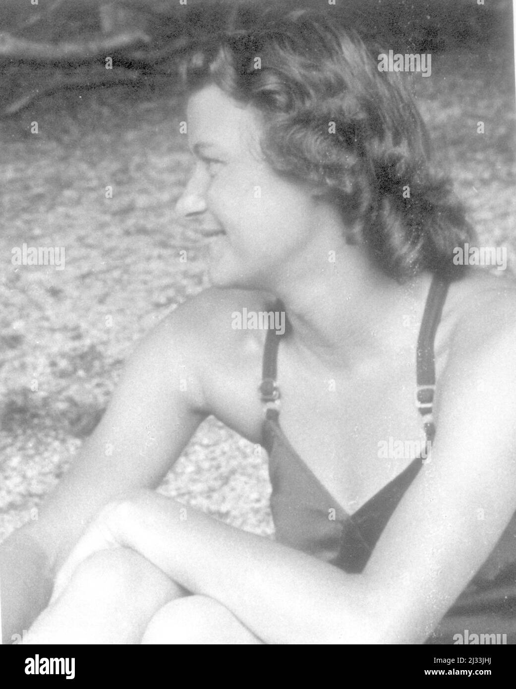 Eva Brauns Fotoalben, ca. 1913 - ca. 1944. Diese Alben werden Eva Braun zugeschrieben (vier werden von ihrer Freundin Herta Schneider, geb. Ostermeyer, beansprucht) und dokumentieren ihr Leben aus ca. 1913 bis 1944. Es gibt viele Fotos von Eva, ihren Schwestern und ihren Kindern, Herta Schneider und ihren Kindern, sowie Fotos von Evas Ferien, Familienmitgliedern und Freunden. Dazu gehören Fotografien von und von Eva Braun im Hitlerhaus Berghof (oder Kehlstein), Fotografien von Hitler und seinem Gefolge, Besucher von Berghof und der Landschaft um Berchtesgaden sowie einige Studioporträts von Eva Stockfoto