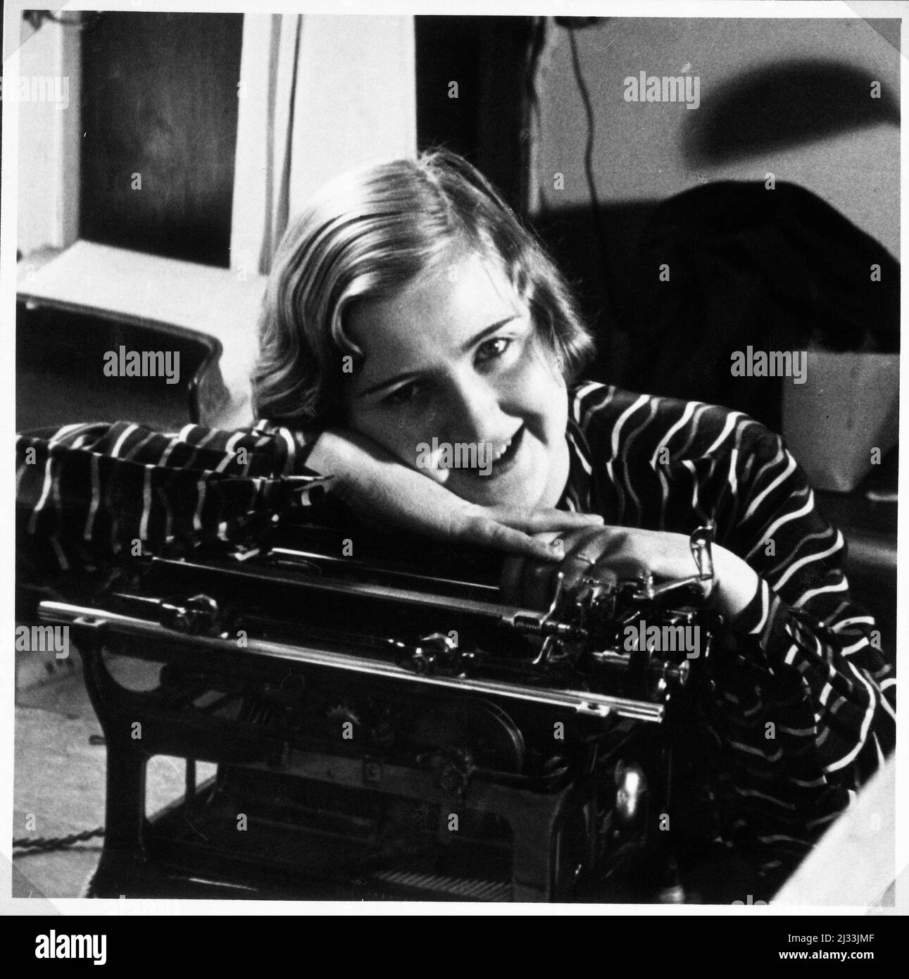 Der Rest vom Chef's Album - Rest from The Boss's Album. Eva Brauns Fotoalben, ca. 1913 - ca. 1944. Diese Alben werden Eva Braun zugeschrieben (vier werden von ihrer Freundin Herta Schneider, geb. Ostermeyer, beansprucht) und dokumentieren ihr Leben aus ca. 1913 bis 1944. Es gibt viele Fotos von Eva, ihren Schwestern und ihren Kindern, Herta Schneider und ihren Kindern, sowie Fotos von Evas Ferien, Familienmitgliedern und Freunden. Dazu gehören Fotografien von und von Eva Braun in Hitlers Chalet Berghof (oder Kehlstein), Fotografien von Hitler und seinem Gefolge, Besucher von Berghof und der Szene Stockfoto