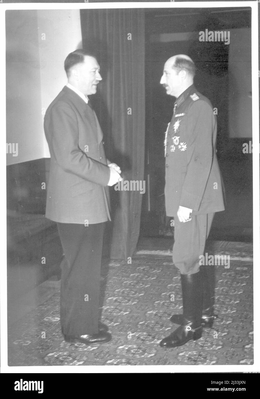 Eva Brauns Fotoalben, ca. 1913 - ca. 1944. Diese Alben werden Eva Braun zugeschrieben (vier werden von ihrer Freundin Herta Schneider, geb. Ostermeyer, beansprucht) und dokumentieren ihr Leben aus ca. 1913 bis 1944. Es gibt viele Fotos von Eva, ihren Schwestern und ihren Kindern, Herta Schneider und ihren Kindern, sowie Fotos von Evas Ferien, Familienmitgliedern und Freunden. Dazu gehören Fotografien von und von Eva Braun im Hitlerhaus Berghof (oder Kehlstein), Fotografien von Hitler und seinem Gefolge, Besucher von Berghof und der Landschaft um Berchtesgaden sowie einige Studioporträts von Eva Stockfoto