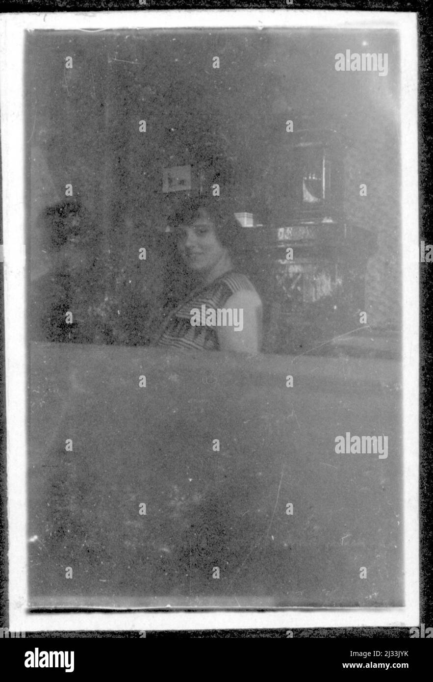 Eva Brauns Fotoalben, ca. 1913 - ca. 1944. Diese Alben werden Eva Braun zugeschrieben (vier werden von ihrer Freundin Herta Schneider, geb. Ostermeyer, beansprucht) und dokumentieren ihr Leben aus ca. 1913 bis 1944. Es gibt viele Fotos von Eva, ihren Schwestern und ihren Kindern, Herta Schneider und ihren Kindern, sowie Fotos von Evas Ferien, Familienmitgliedern und Freunden. Dazu gehören Fotografien von und von Eva Braun im Hitlerhaus Berghof (oder Kehlstein), Fotografien von Hitler und seinem Gefolge, Besucher von Berghof und der Landschaft um Berchtesgaden sowie einige Studioporträts von Eva Stockfoto