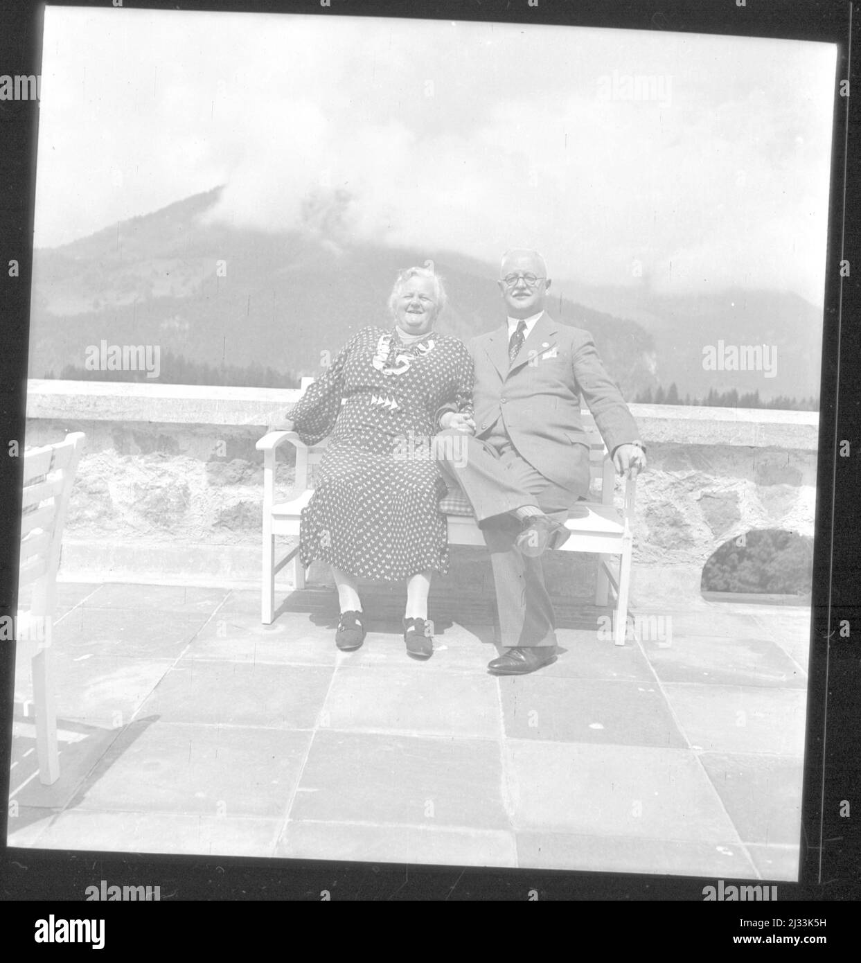 Eva Brauns Fotoalben, ca. 1913 - ca. 1944. Diese Alben werden Eva Braun zugeschrieben (vier werden von ihrer Freundin Herta Schneider, geb. Ostermeyer, beansprucht) und dokumentieren ihr Leben aus ca. 1913 bis 1944. Es gibt viele Fotos von Eva, ihren Schwestern und ihren Kindern, Herta Schneider und ihren Kindern, sowie Fotos von Evas Ferien, Familienmitgliedern und Freunden. Dazu gehören Fotografien von und von Eva Braun im Hitlerhaus Berghof (oder Kehlstein), Fotografien von Hitler und seinem Gefolge, Besucher von Berghof und der Landschaft um Berchtesgaden sowie einige Studioporträts von Eva Stockfoto