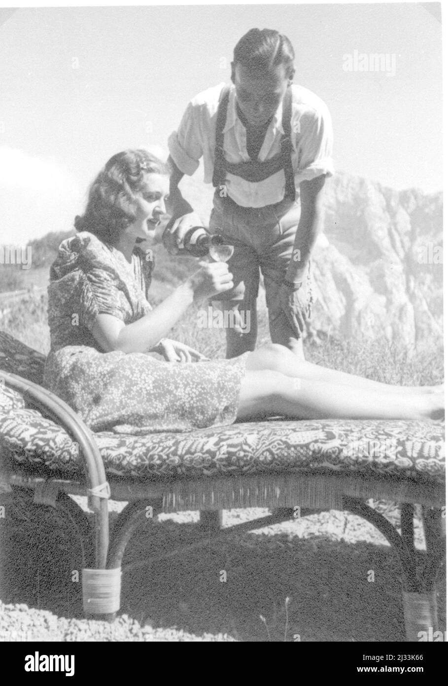 Eva Brauns Fotoalben, ca. 1913 - ca. 1944. Diese Alben werden Eva Braun zugeschrieben (vier werden von ihrer Freundin Herta Schneider, geb. Ostermeyer, beansprucht) und dokumentieren ihr Leben aus ca. 1913 bis 1944. Es gibt viele Fotos von Eva, ihren Schwestern und ihren Kindern, Herta Schneider und ihren Kindern, sowie Fotos von Evas Ferien, Familienmitgliedern und Freunden. Dazu gehören Fotografien von und von Eva Braun im Hitlerhaus Berghof (oder Kehlstein), Fotografien von Hitler und seinem Gefolge, Besucher von Berghof und der Landschaft um Berchtesgaden sowie einige Studioporträts von Eva Stockfoto