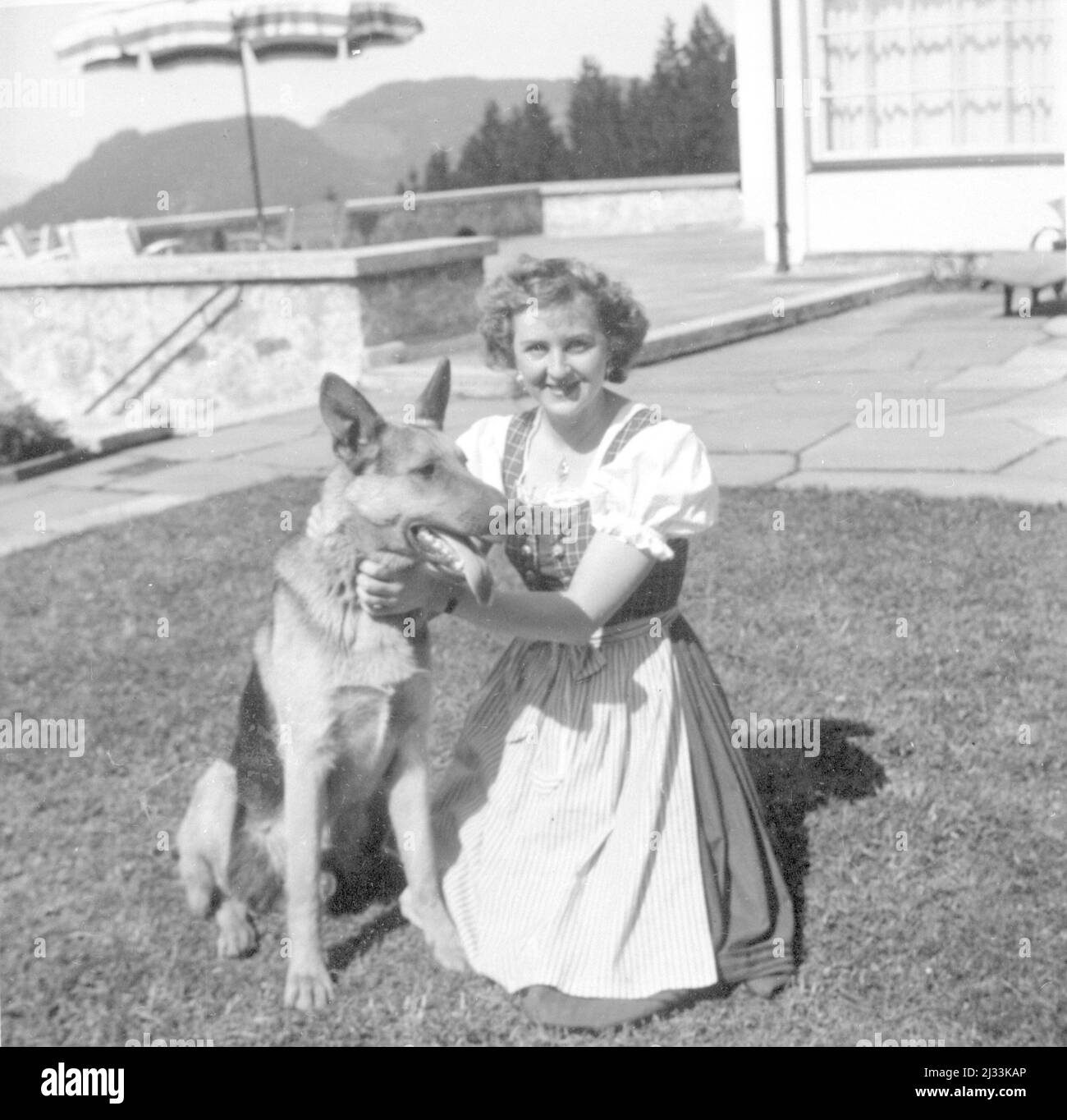 ANF dem Obersalsberg Mai 1940 mut Wolf. Eva Brauns Fotoalben, ca. 1913 - ca. 1944. Diese Alben werden Eva Braun zugeschrieben (vier werden von ihrer Freundin Herta Schneider, geb. Ostermeyer, beansprucht) und dokumentieren ihr Leben aus ca. 1913 bis 1944. Es gibt viele Fotos von Eva, ihren Schwestern und ihren Kindern, Herta Schneider und ihren Kindern, sowie Fotos von Evas Ferien, Familienmitgliedern und Freunden. Dazu gehören Fotografien von und von Eva Braun in Hitlers Chalet Berghof (oder Kehlstein), Fotografien von Hitler und seinem Gefolge, Besucher von Berghof und die Landschaft um Berchte Stockfoto