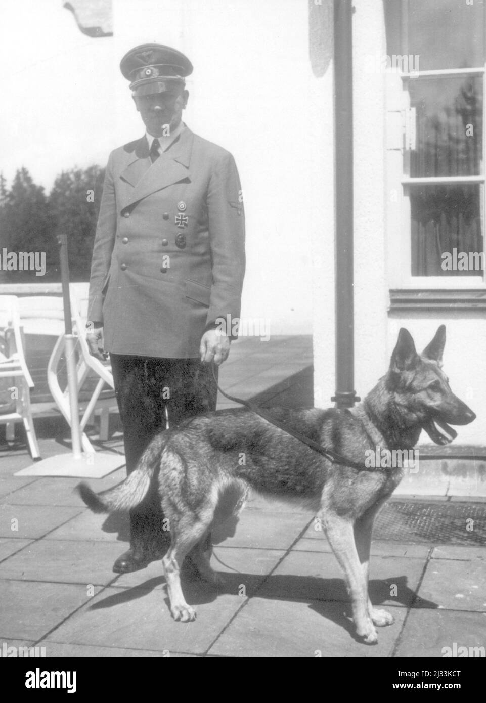 Eva Brauns Fotoalben, ca. 1913 - ca. 1944. Diese Alben werden Eva Braun zugeschrieben (vier werden von ihrer Freundin Herta Schneider, geb. Ostermeyer, beansprucht) und dokumentieren ihr Leben aus ca. 1913 bis 1944. Es gibt viele Fotos von Eva, ihren Schwestern und ihren Kindern, Herta Schneider und ihren Kindern, sowie Fotos von Evas Ferien, Familienmitgliedern und Freunden. Dazu gehören Fotografien von und von Eva Braun im Hitlerhaus Berghof (oder Kehlstein), Fotografien von Hitler und seinem Gefolge, Besucher von Berghof und der Landschaft um Berchtesgaden sowie einige Studioporträts von Eva Stockfoto