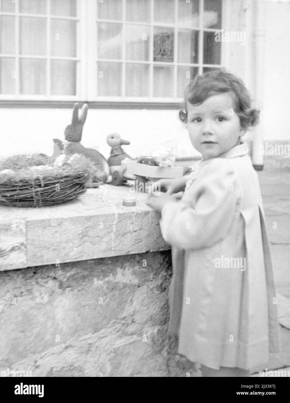 Eva Brauns Fotoalben, ca. 1913 - ca. 1944. Diese Alben werden Eva Braun zugeschrieben (vier werden von ihrer Freundin Herta Schneider, geb. Ostermeyer, beansprucht) und dokumentieren ihr Leben aus ca. 1913 bis 1944. Es gibt viele Fotos von Eva, ihren Schwestern und ihren Kindern, Herta Schneider und ihren Kindern, sowie Fotos von Evas Ferien, Familienmitgliedern und Freunden. Dazu gehören Fotografien von und von Eva Braun im Hitlerhaus Berghof (oder Kehlstein), Fotografien von Hitler und seinem Gefolge, Besucher von Berghof und der Landschaft um Berchtesgaden sowie einige Studioporträts von Eva Stockfoto