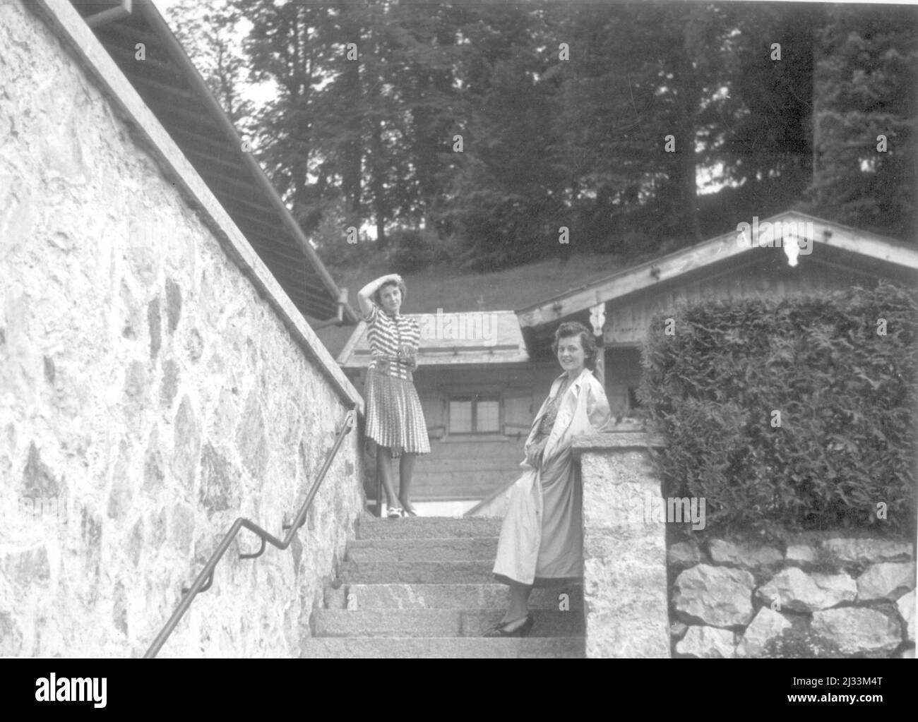 Sommer und dem Obersalzberg. Eva Brauns Fotoalben, ca. 1913 - ca. 1944. Diese Alben werden Eva Braun zugeschrieben (vier werden von ihrer Freundin Herta Schneider, geb. Ostermeyer, beansprucht) und dokumentieren ihr Leben aus ca. 1913 bis 1944. Es gibt viele Fotos von Eva, ihren Schwestern und ihren Kindern, Herta Schneider und ihren Kindern, sowie Fotos von Evas Ferien, Familienmitgliedern und Freunden. Dazu gehören Fotografien von und von Eva Braun in Hitlers Chalet Berghof (oder Kehlstein), Fotografien von Hitler und seinem Gefolge, Besucher von Berghof und der Landschaft um Berchtesgaden und Stockfoto