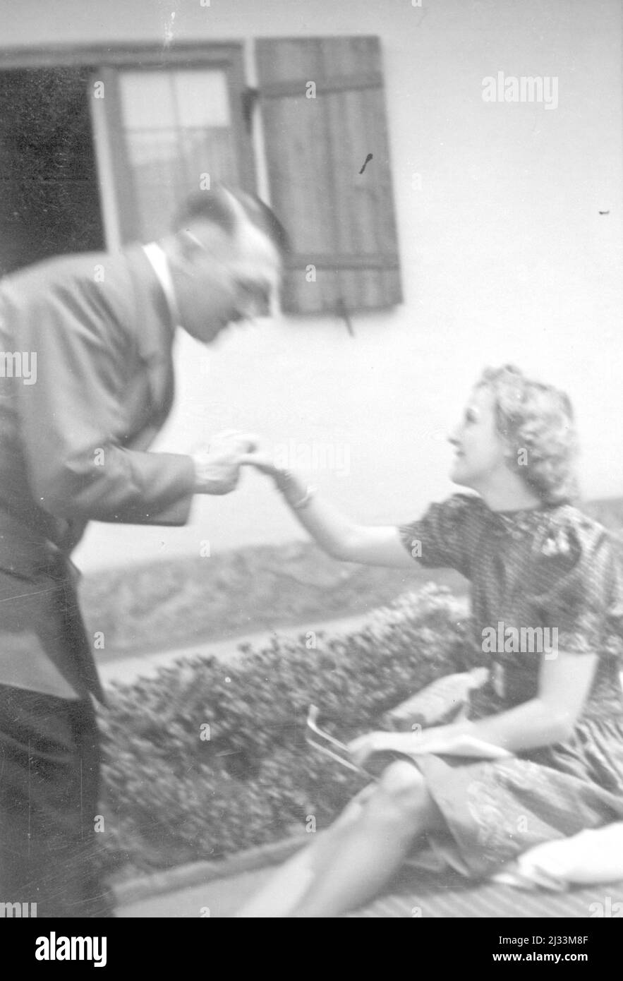 Eva Brauns Fotoalben, ca. 1913 - ca. 1944. Diese Alben werden Eva Braun zugeschrieben (vier werden von ihrer Freundin Herta Schneider, geb. Ostermeyer, beansprucht) und dokumentieren ihr Leben aus ca. 1913 bis 1944. Es gibt viele Fotos von Eva, ihren Schwestern und ihren Kindern, Herta Schneider und ihren Kindern, sowie Fotos von Evas Ferien, Familienmitgliedern und Freunden. Dazu gehören Fotografien von und von Eva Braun im Hitlerhaus Berghof (oder Kehlstein), Fotografien von Hitler und seinem Gefolge, Besucher von Berghof und der Landschaft um Berchtesgaden sowie einige Studioporträts von Eva Stockfoto