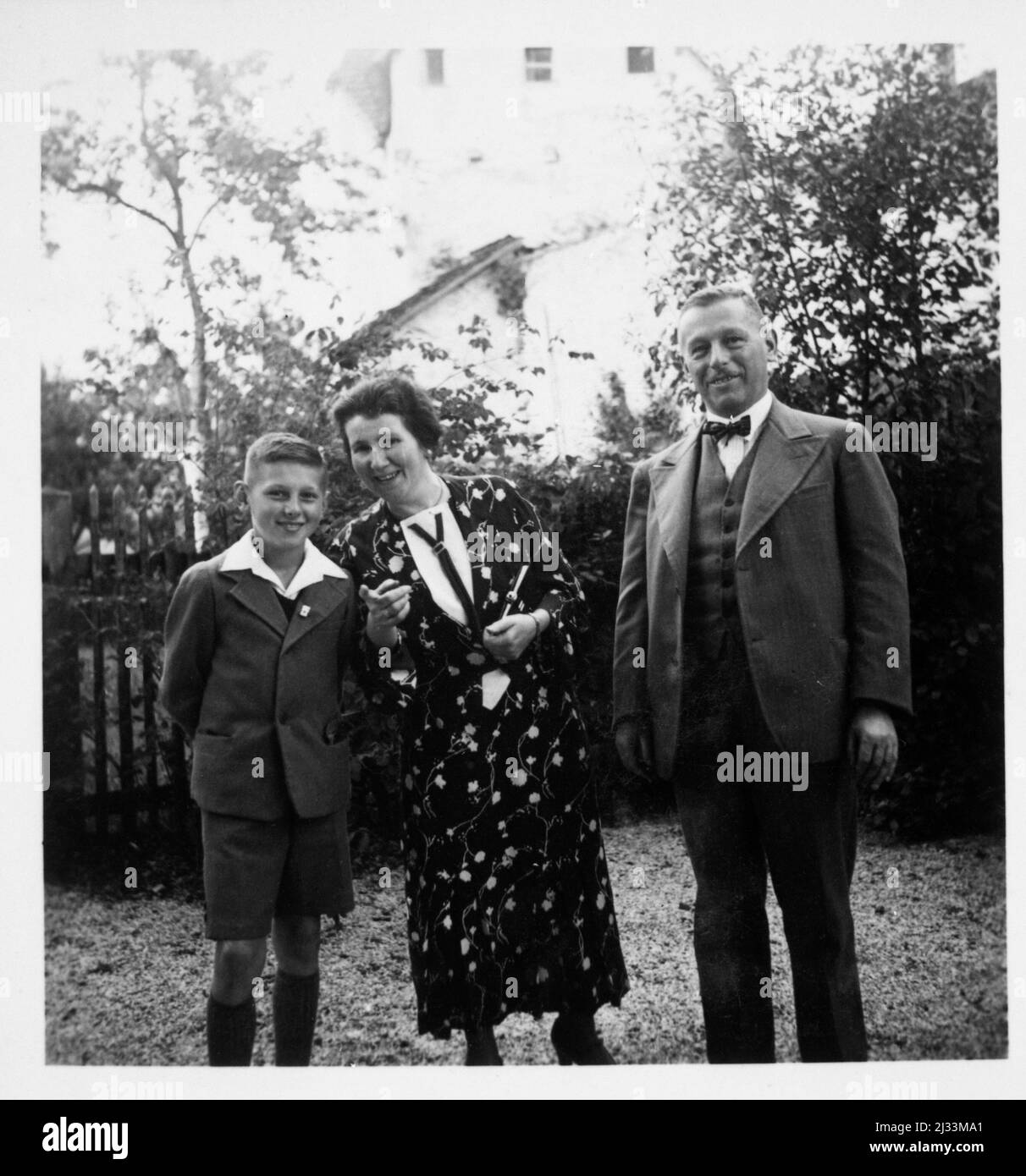 Eva Brauns Fotoalben, ca. 1913 - ca. 1944. Diese Alben werden Eva Braun zugeschrieben (vier werden von ihrer Freundin Herta Schneider, geb. Ostermeyer, beansprucht) und dokumentieren ihr Leben aus ca. 1913 bis 1944. Es gibt viele Fotos von Eva, ihren Schwestern und ihren Kindern, Herta Schneider und ihren Kindern, sowie Fotos von Evas Ferien, Familienmitgliedern und Freunden. Dazu gehören Fotografien von und von Eva Braun im Hitlerhaus Berghof (oder Kehlstein), Fotografien von Hitler und seinem Gefolge, Besucher von Berghof und der Landschaft um Berchtesgaden sowie einige Studioporträts von Eva Stockfoto