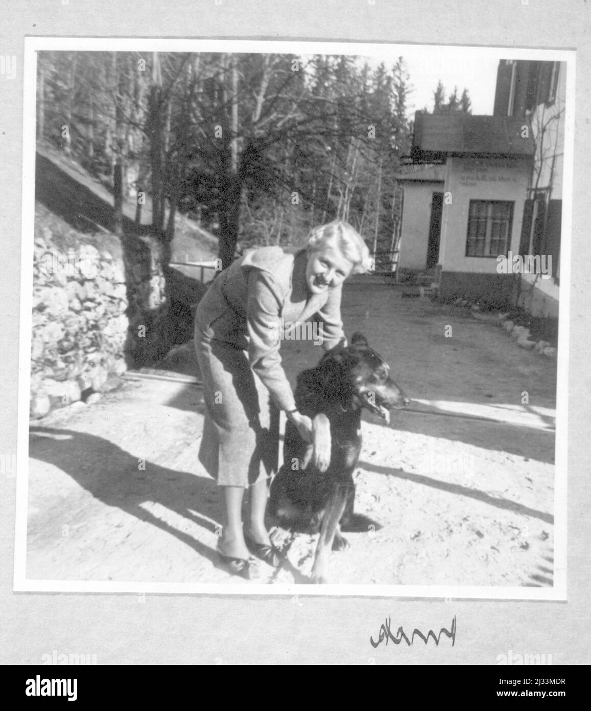 Anick. Eva Brauns Fotoalben, ca. 1913 - ca. 1944. Diese Alben werden Eva Braun zugeschrieben (vier werden von ihrer Freundin Herta Schneider, geb. Ostermeyer, beansprucht) und dokumentieren ihr Leben aus ca. 1913 bis 1944. Es gibt viele Fotos von Eva, ihren Schwestern und ihren Kindern, Herta Schneider und ihren Kindern, sowie Fotos von Evas Ferien, Familienmitgliedern und Freunden. Dazu gehören Fotografien von und von Eva Braun in Hitlers Chalet Berghof (oder Kehlstein), Fotografien von Hitler und seinem Gefolge, Besucher von Berghof und der Landschaft um Berchtesgaden sowie einige Studioportraits Stockfoto