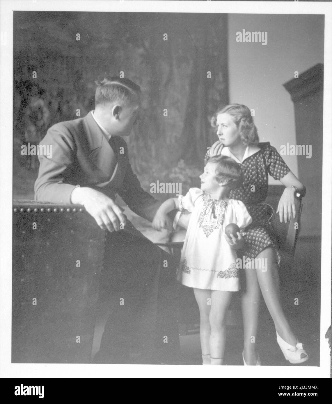 Mit (Tante) Eva Braun und dem Töchterchen Ursula von Hertha Schneider, gab Ostermayr Obersalzberg 1942. Eva Brauns Fotoalben, ca. 1913 - ca. 1944. Diese Alben werden Eva Braun zugeschrieben (vier werden von ihrer Freundin Herta Schneider, geb. Ostermeyer, beansprucht) und dokumentieren ihr Leben aus ca. 1913 bis 1944. Es gibt viele Fotos von Eva, ihren Schwestern und ihren Kindern, Herta Schneider und ihren Kindern, sowie Fotos von Evas Ferien, Familienmitgliedern und Freunden. Dazu gehören Fotografien von und von Eva Braun in Hitlers Chalet Berghof (oder Kehlstein), Fotografien von Hitler und h Stockfoto