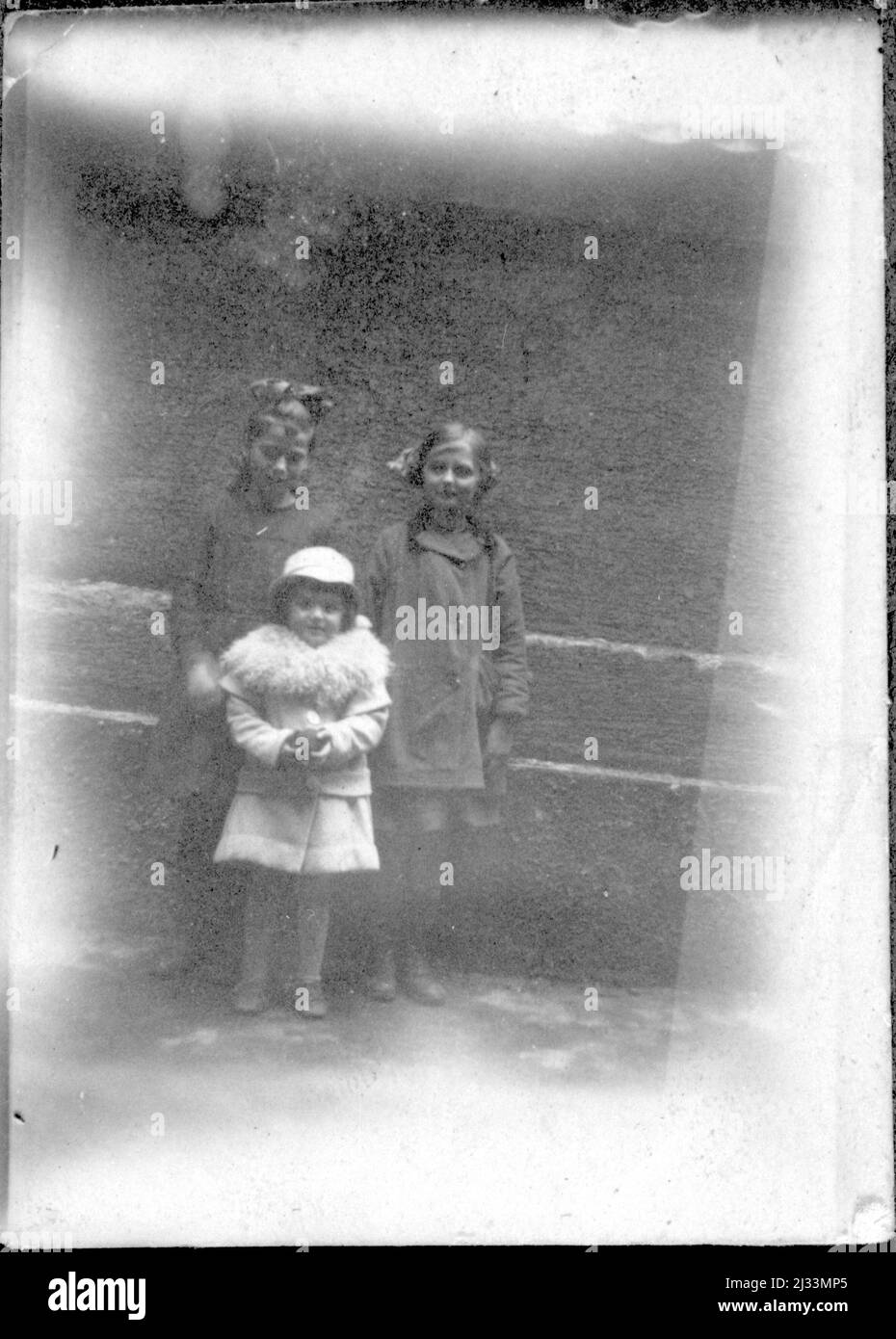 Gretl, Ilse. Eva Brauns Fotoalben, ca. 1913 - ca. 1944. Diese Alben werden Eva Braun zugeschrieben (vier werden von ihrer Freundin Herta Schneider, geb. Ostermeyer, beansprucht) und dokumentieren ihr Leben aus ca. 1913 bis 1944. Es gibt viele Fotos von Eva, ihren Schwestern und ihren Kindern, Herta Schneider und ihren Kindern, sowie Fotos von Evas Ferien, Familienmitgliedern und Freunden. Dazu gehören Fotografien von und von Eva Braun in Hitlers Chalet Berghof (oder Kehlstein), Fotografien von Hitler und seinem Gefolge, Besucher von Berghof und der Landschaft um Berchtesgaden sowie einige Studioaufnahmen Stockfoto