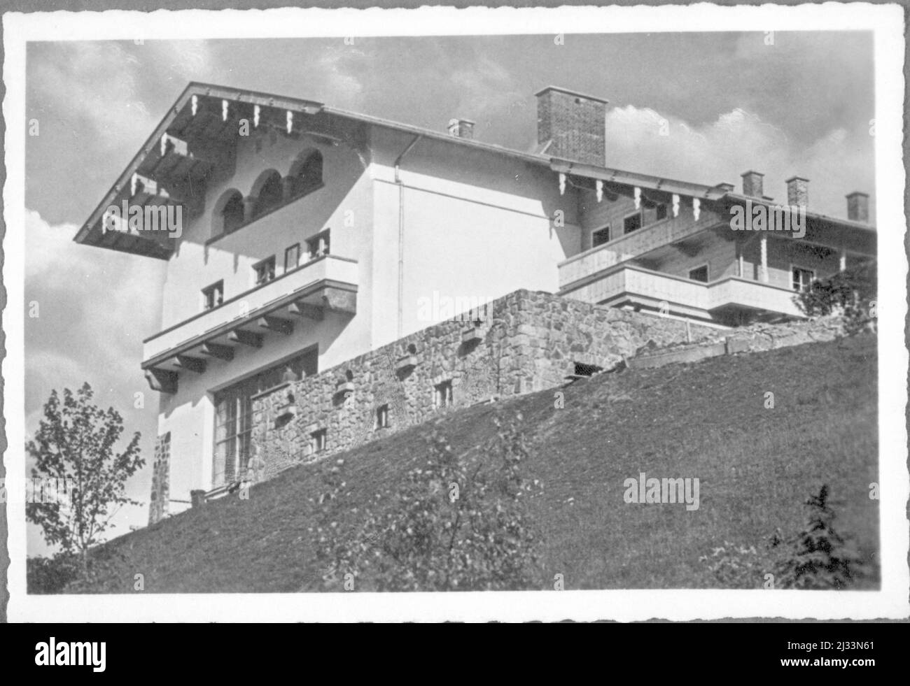 Der Neue Berghof 1936. Eva Brauns Fotoalben, ca. 1913 - ca. 1944. Diese Alben werden Eva Braun zugeschrieben (vier werden von ihrer Freundin Herta Schneider, geb. Ostermeyer, beansprucht) und dokumentieren ihr Leben aus ca. 1913 bis 1944. Es gibt viele Fotos von Eva, ihren Schwestern und ihren Kindern, Herta Schneider und ihren Kindern, sowie Fotos von Evas Ferien, Familienmitgliedern und Freunden. Dazu gehören Fotografien von und von Eva Braun in Hitlers Chalet Berghof (oder Kehlstein), Fotografien von Hitler und seinem Gefolge, Besucher von Berghof und der Landschaft um Berchtesgaden und som Stockfoto