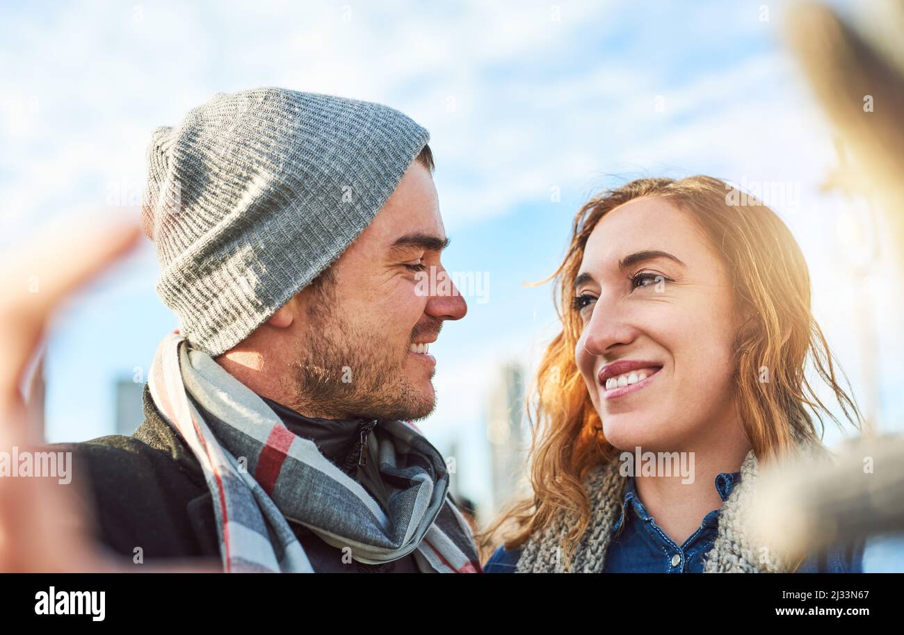 Wir machen das perfekte Bild. Aufnahme eines liebevollen jungen Paares, das seinen Urlaub im Ausland genießt. Stockfoto