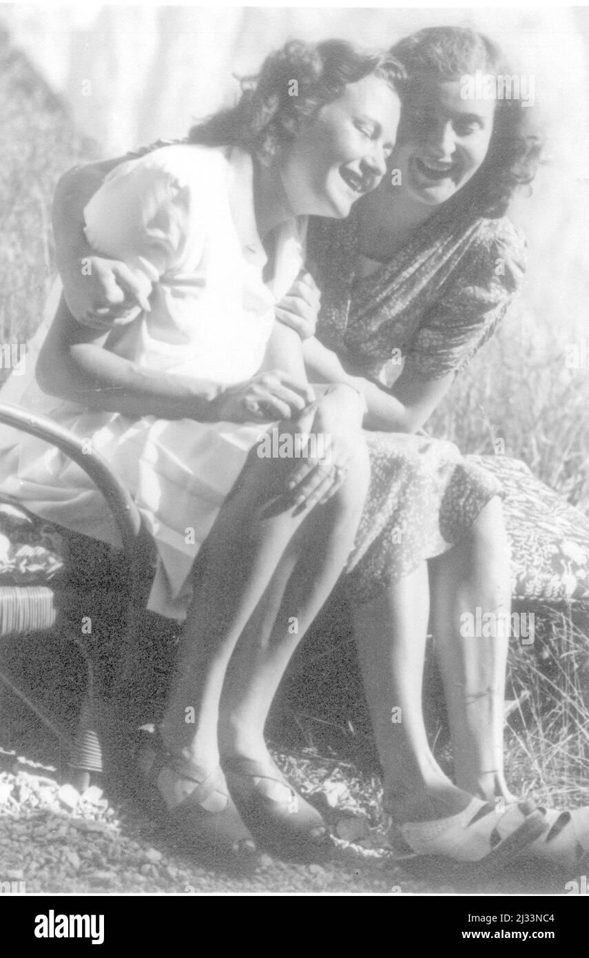 Eva Brauns Fotoalben, ca. 1913 - ca. 1944. Diese Alben werden Eva Braun zugeschrieben (vier werden von ihrer Freundin Herta Schneider, geb. Ostermeyer, beansprucht) und dokumentieren ihr Leben aus ca. 1913 bis 1944. Es gibt viele Fotos von Eva, ihren Schwestern und ihren Kindern, Herta Schneider und ihren Kindern, sowie Fotos von Evas Ferien, Familienmitgliedern und Freunden. Dazu gehören Fotografien von und von Eva Braun im Hitlerhaus Berghof (oder Kehlstein), Fotografien von Hitler und seinem Gefolge, Besucher von Berghof und der Landschaft um Berchtesgaden sowie einige Studioporträts von Eva Stockfoto