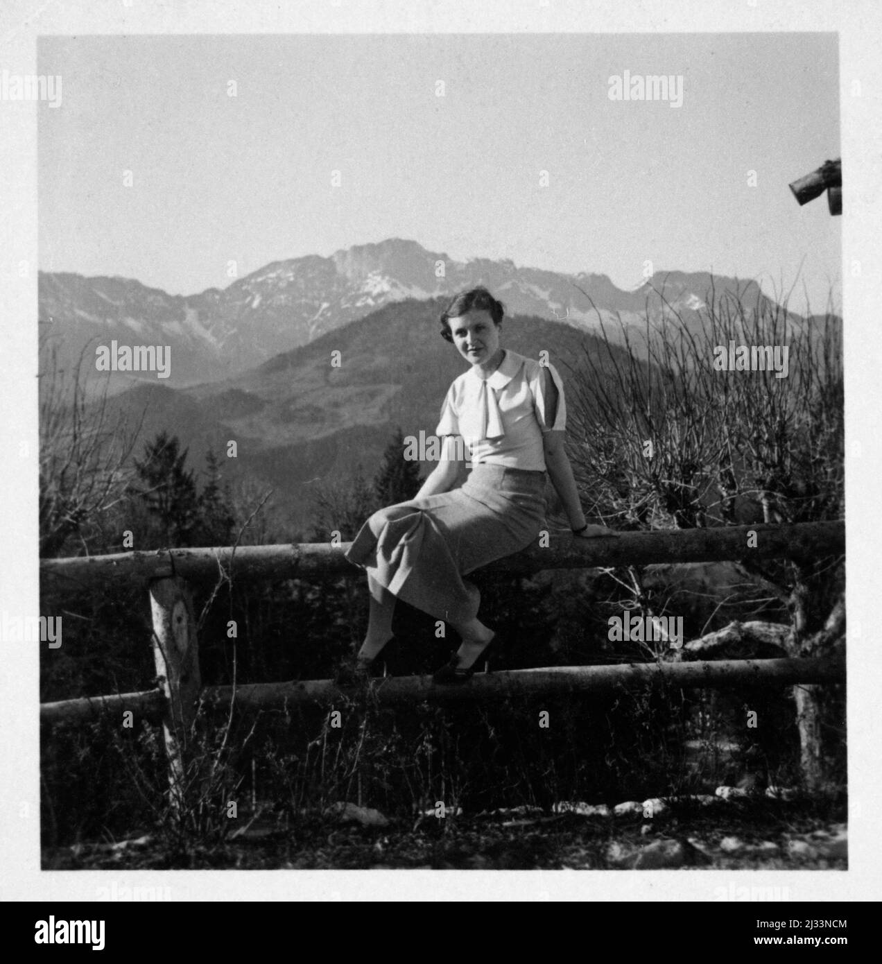 Obersalzberg, Obersalzberg, Deutschland. Eva Brauns Fotoalben, ca. 1913 - ca. 1944. Diese Alben werden Eva Braun zugeschrieben (vier werden von ihrer Freundin Herta Schneider, geb. Ostermeyer, beansprucht) und dokumentieren ihr Leben aus ca. 1913 bis 1944. Es gibt viele Fotos von Eva, ihren Schwestern und ihren Kindern, Herta Schneider und ihren Kindern, sowie Fotos von Evas Ferien, Familienmitgliedern und Freunden. Dazu gehören Fotografien von und von Eva Braun in Hitlers Berghof (oder Kehlstein), Fotos von Hitler und seinem Gefolge, Besucher von Berghof und die Landschaft um Berchtesga Stockfoto