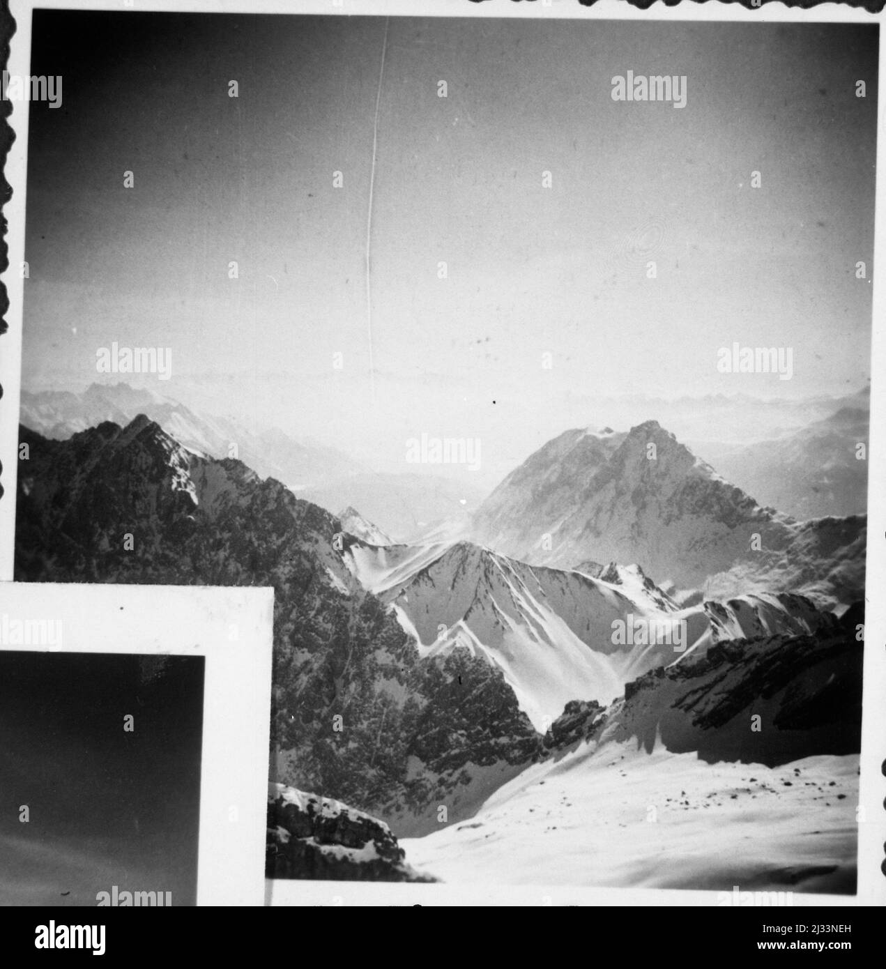 Eva Brauns Fotoalben, ca. 1913 - ca. 1944. Diese Alben werden Eva Braun zugeschrieben (vier werden von ihrer Freundin Herta Schneider, geb. Ostermeyer, beansprucht) und dokumentieren ihr Leben aus ca. 1913 bis 1944. Es gibt viele Fotos von Eva, ihren Schwestern und ihren Kindern, Herta Schneider und ihren Kindern, sowie Fotos von Evas Ferien, Familienmitgliedern und Freunden. Dazu gehören Fotografien von und von Eva Braun im Hitlerhaus Berghof (oder Kehlstein), Fotografien von Hitler und seinem Gefolge, Besucher von Berghof und der Landschaft um Berchtesgaden sowie einige Studioporträts von Eva Stockfoto