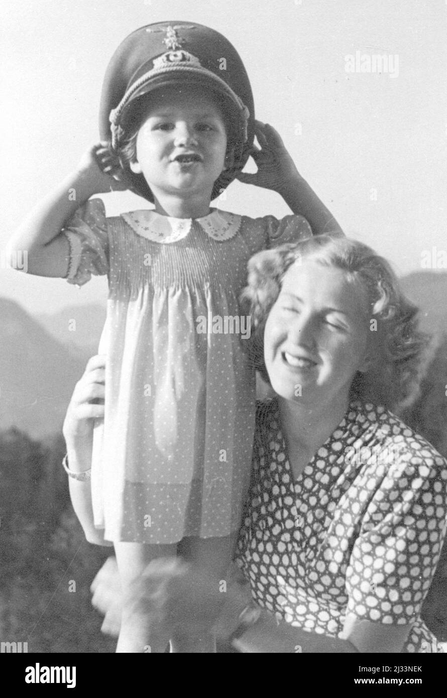 E. B. mit Tochter von Hertha Schneider, DIS Hitlers Matze ivobiest / weir Schneider Mitre Obersalzberg 1944. Eva Brauns Fotoalben, ca. 1913 - ca. 1944. Diese Alben werden Eva Braun zugeschrieben (vier werden von ihrer Freundin Herta Schneider, geb. Ostermeyer, beansprucht) und dokumentieren ihr Leben aus ca. 1913 bis 1944. Es gibt viele Fotos von Eva, ihren Schwestern und ihren Kindern, Herta Schneider und ihren Kindern, sowie Fotos von Evas Ferien, Familienmitgliedern und Freunden. Dazu gehören auch Fotografien von Eva Braun im Hitlerhaus Berghof (oder Kehlstein), Fotografien von Hitler Stockfoto