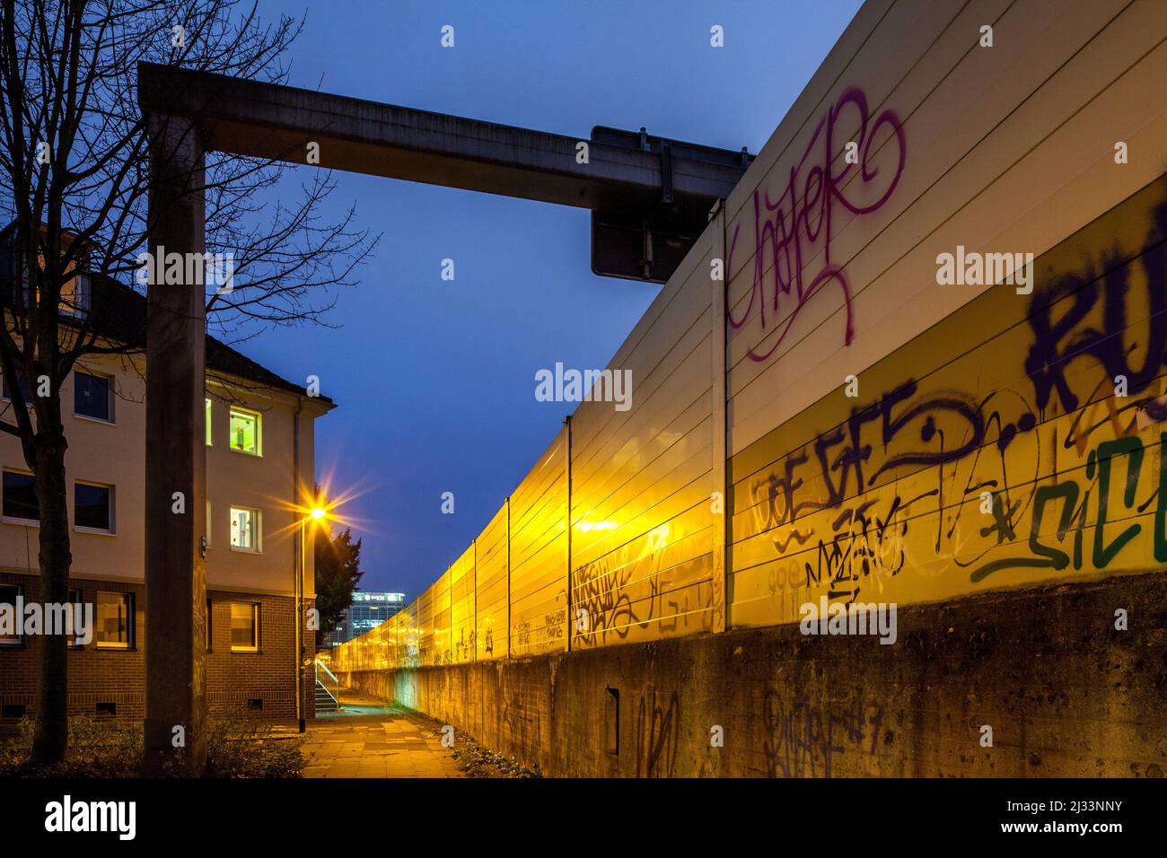 Hohe Lärmschutzwand an der A40 in Essen, Lärmschutz, graffitti, Wohngebiet an der deutschen Autobahn, Stockfoto