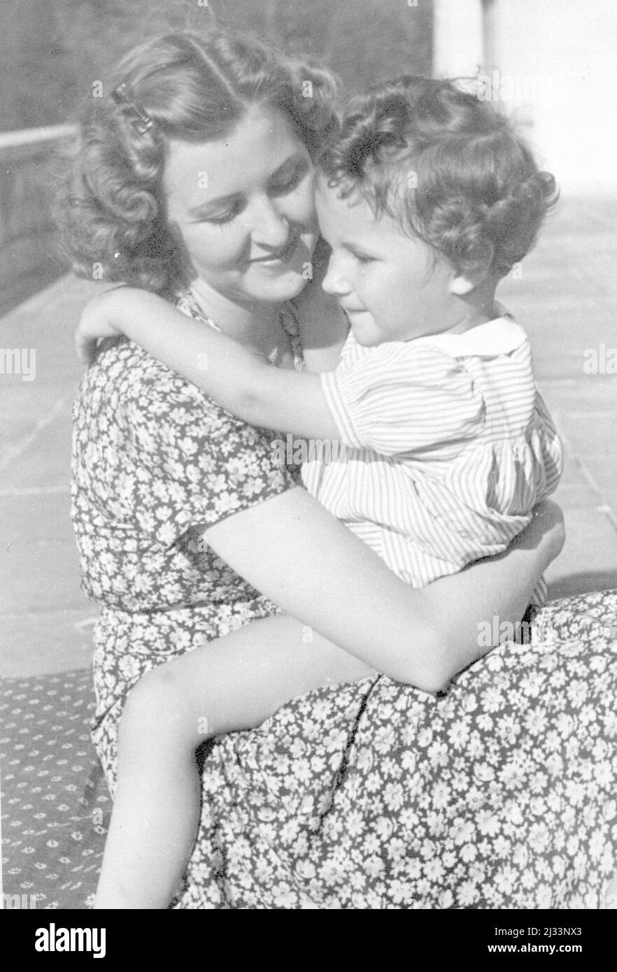 E.B. mit den Gaiden Kindeen von Hertha Schneider, geb. Ostermayr A.l. Obersalzbrerg. Urnita + Brigitte (j.). Eva Brauns Fotoalben, ca. 1913 - ca. 1944. Diese Alben werden Eva Braun zugeschrieben (vier werden von ihrer Freundin Herta Schneider, geb. Ostermeyer, beansprucht) und dokumentieren ihr Leben aus ca. 1913 bis 1944. Es gibt viele Fotos von Eva, ihren Schwestern und ihren Kindern, Herta Schneider und ihren Kindern, sowie Fotos von Evas Ferien, Familienmitgliedern und Freunden. Dazu gehören auch Fotografien von Eva Braun im Hitlerhaus Berghof (oder Kehlstein), Fotografien von Hitler Stockfoto