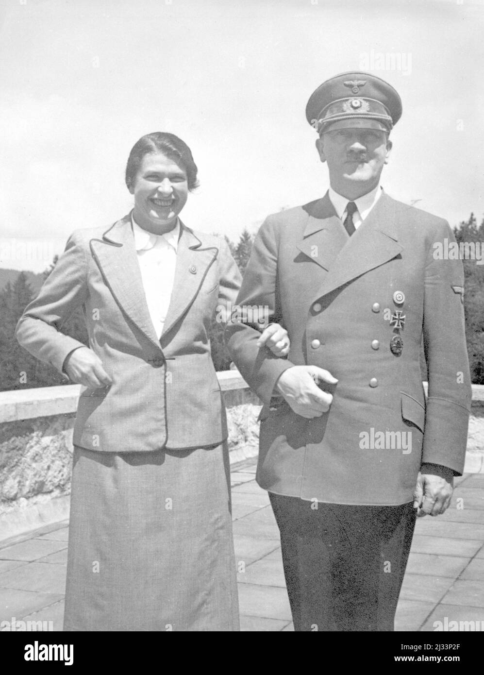 Frl. Wolf hat Geburtstag. Eva Brauns Fotoalben, ca. 1913 - ca. 1944. Diese Alben werden Eva Braun zugeschrieben (vier werden von ihrer Freundin Herta Schneider, geb. Ostermeyer, beansprucht) und dokumentieren ihr Leben aus ca. 1913 bis 1944. Es gibt viele Fotos von Eva, ihren Schwestern und ihren Kindern, Herta Schneider und ihren Kindern, sowie Fotos von Evas Ferien, Familienmitgliedern und Freunden. Dazu gehören Fotografien von und von Eva Braun in Hitlers Berghof (oder Kehlstein), Fotos von Hitler und seinem Gefolge, Besucher von Berghof und die Landschaft um Berchtesgaden und so weiter Stockfoto