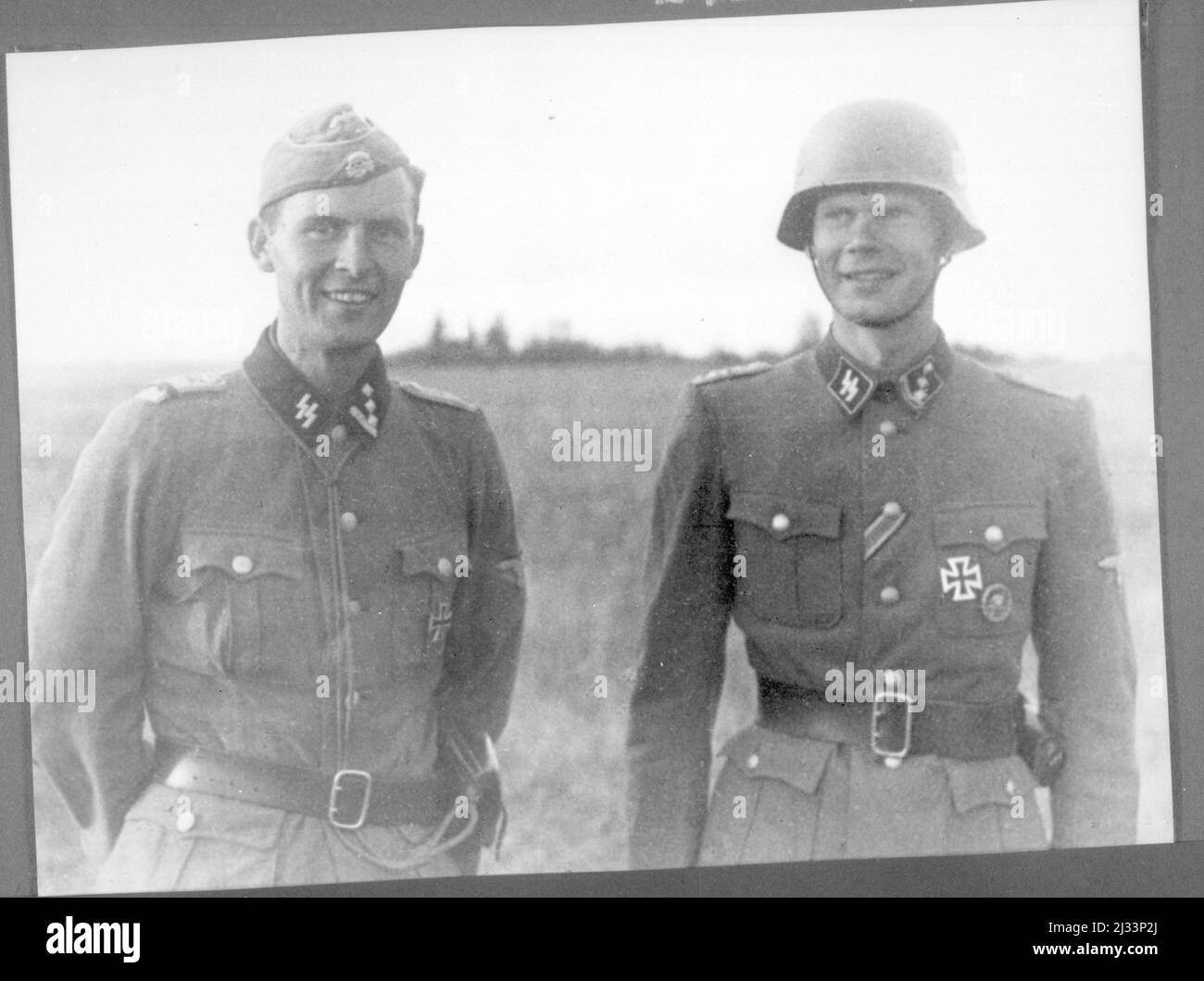 Eva Brauns Fotoalben, ca. 1913 - ca. 1944. Diese Alben werden Eva Braun zugeschrieben (vier werden von ihrer Freundin Herta Schneider, geb. Ostermeyer, beansprucht) und dokumentieren ihr Leben aus ca. 1913 bis 1944. Es gibt viele Fotos von Eva, ihren Schwestern und ihren Kindern, Herta Schneider und ihren Kindern, sowie Fotos von Evas Ferien, Familienmitgliedern und Freunden. Dazu gehören Fotografien von und von Eva Braun im Hitlerhaus Berghof (oder Kehlstein), Fotografien von Hitler und seinem Gefolge, Besucher von Berghof und der Landschaft um Berchtesgaden sowie einige Studioporträts von Eva Stockfoto