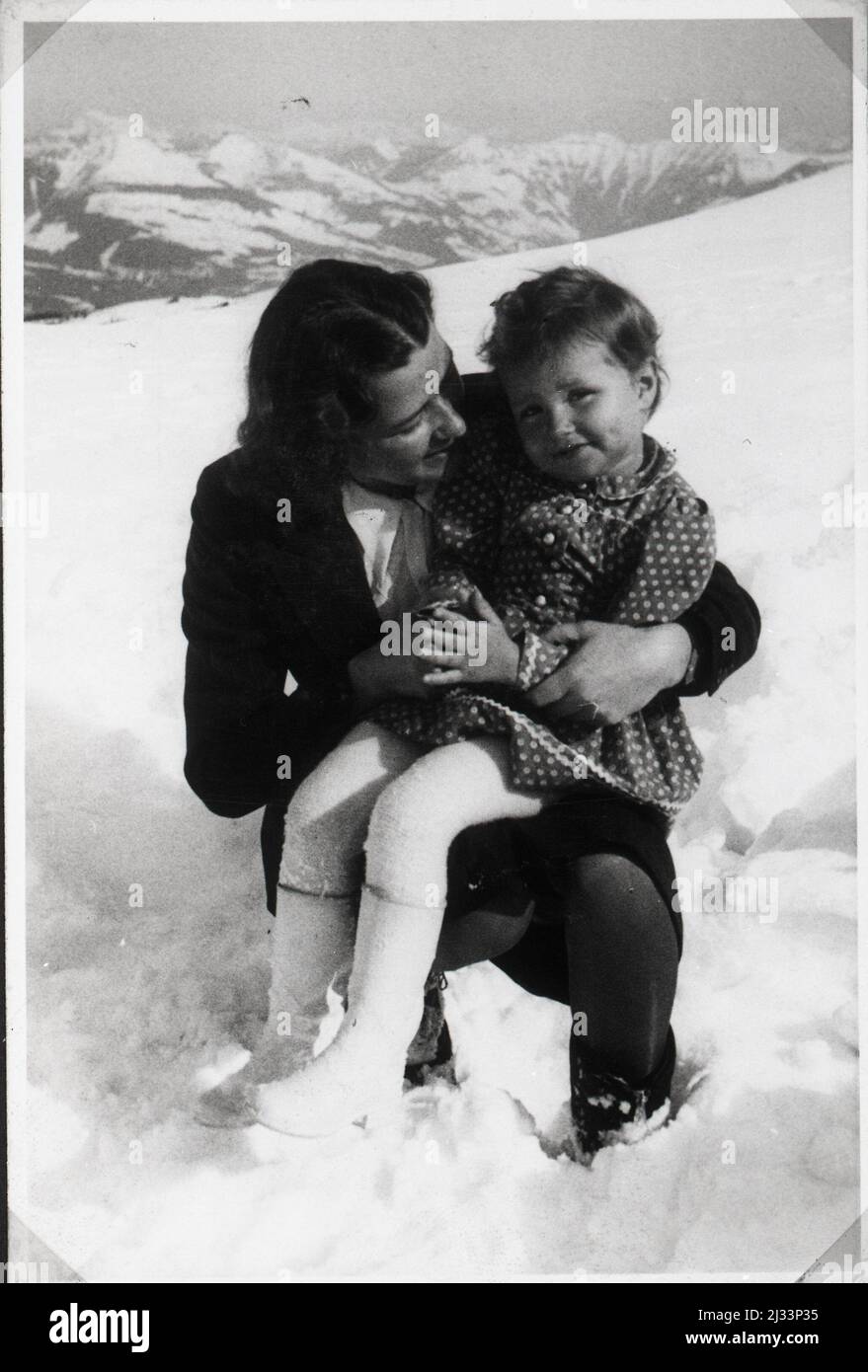 Die beiden Muttis - die beiden Mütter. Eva Brauns Fotoalben, ca. 1913 - ca. 1944. Diese Alben werden Eva Braun zugeschrieben (vier werden von ihrer Freundin Herta Schneider, geb. Ostermeyer, beansprucht) und dokumentieren ihr Leben aus ca. 1913 bis 1944. Es gibt viele Fotos von Eva, ihren Schwestern und ihren Kindern, Herta Schneider und ihren Kindern, sowie Fotos von Evas Ferien, Familienmitgliedern und Freunden. Dazu gehören Fotografien von und von Eva Braun in Hitlers Chalet Berghof (oder Kehlstein), Fotografien von Hitler und seinem Gefolge, Besucher von Berghof und die Landschaft um Berchtesg Stockfoto