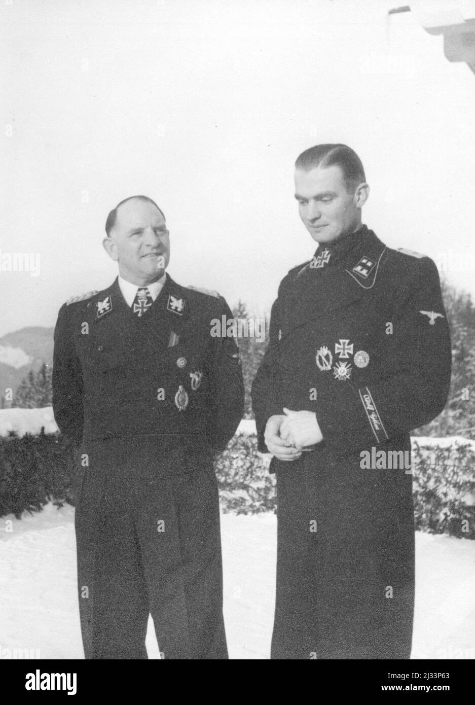 Sepp Dietrich und Max Wünsche. Eva Brauns Fotoalben, ca. 1913 - ca. 1944. Diese Alben werden Eva Braun zugeschrieben (vier werden von ihrer Freundin Herta Schneider, geb. Ostermeyer, beansprucht) und dokumentieren ihr Leben aus ca. 1913 bis 1944. Es gibt viele Fotos von Eva, ihren Schwestern und ihren Kindern, Herta Schneider und ihren Kindern, sowie Fotos von Evas Ferien, Familienmitgliedern und Freunden. Dazu gehören Fotografien von und von Eva Braun im Hitlerchalet Berghof (oder Kehlstein), Fotografien von Hitler und seinem Gefolge, Besucher von Berghof und die Landschaft um Berchtesgaden, A Stockfoto