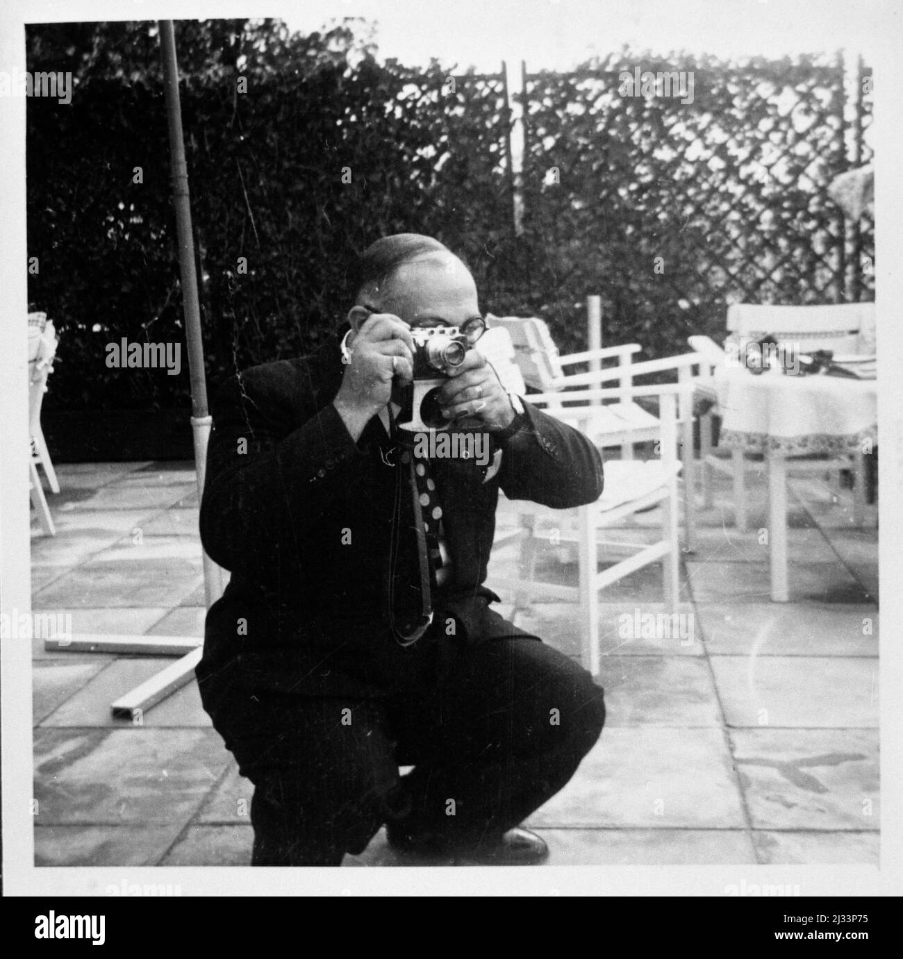 Eva Brauns Fotoalben, ca. 1913 - ca. 1944. Diese Alben werden Eva Braun zugeschrieben (vier werden von ihrer Freundin Herta Schneider, geb. Ostermeyer, beansprucht) und dokumentieren ihr Leben aus ca. 1913 bis 1944. Es gibt viele Fotos von Eva, ihren Schwestern und ihren Kindern, Herta Schneider und ihren Kindern, sowie Fotos von Evas Ferien, Familienmitgliedern und Freunden. Dazu gehören Fotografien von und von Eva Braun im Hitlerhaus Berghof (oder Kehlstein), Fotografien von Hitler und seinem Gefolge, Besucher von Berghof und der Landschaft um Berchtesgaden sowie einige Studioporträts von Eva Stockfoto