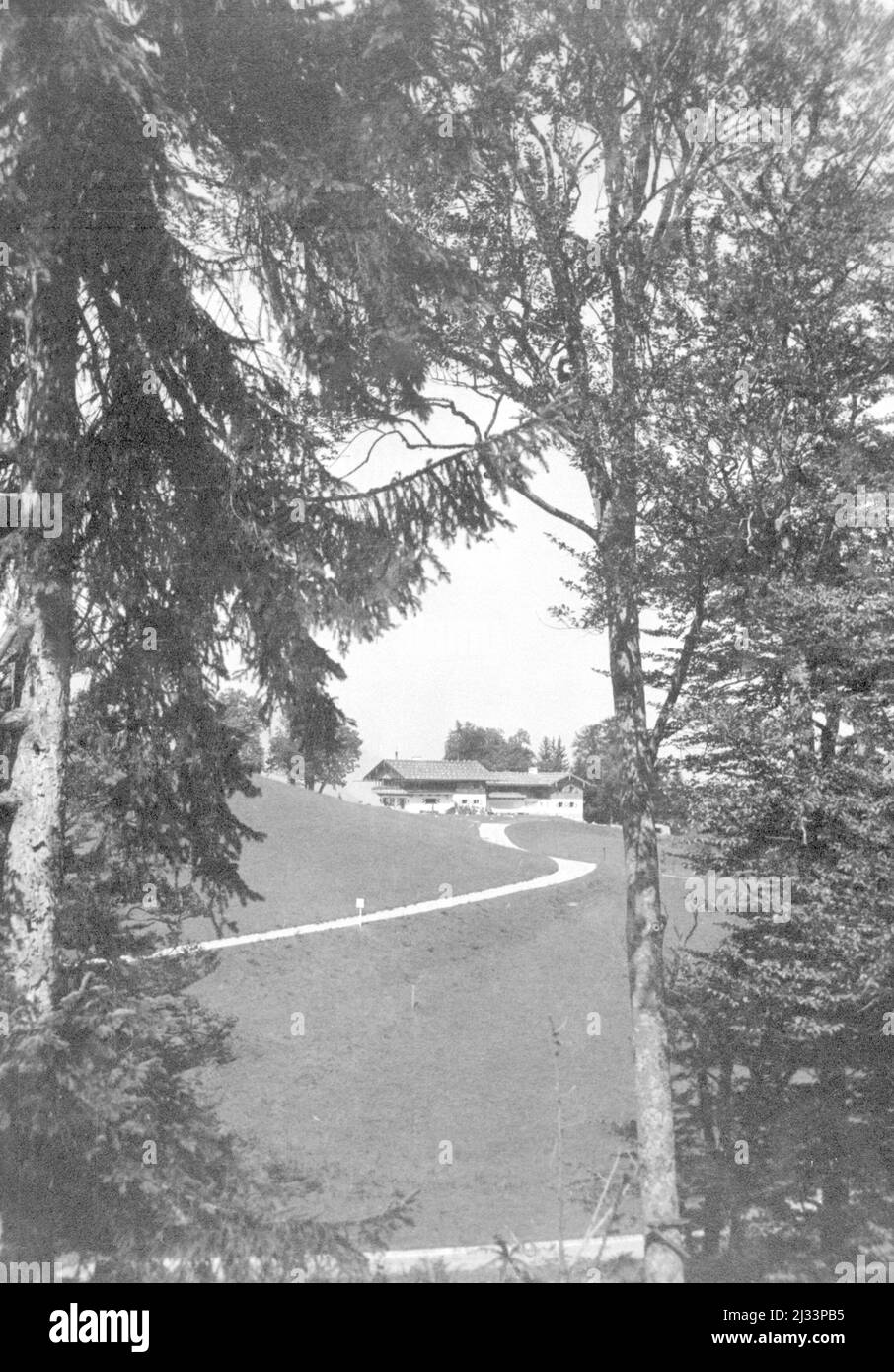 Eva Brauns Fotoalben, ca. 1913 - ca. 1944. Diese Alben werden Eva Braun zugeschrieben (vier werden von ihrer Freundin Herta Schneider, geb. Ostermeyer, beansprucht) und dokumentieren ihr Leben aus ca. 1913 bis 1944. Es gibt viele Fotos von Eva, ihren Schwestern und ihren Kindern, Herta Schneider und ihren Kindern, sowie Fotos von Evas Ferien, Familienmitgliedern und Freunden. Dazu gehören Fotografien von und von Eva Braun im Hitlerhaus Berghof (oder Kehlstein), Fotografien von Hitler und seinem Gefolge, Besucher von Berghof und der Landschaft um Berchtesgaden sowie einige Studioporträts von Eva Stockfoto