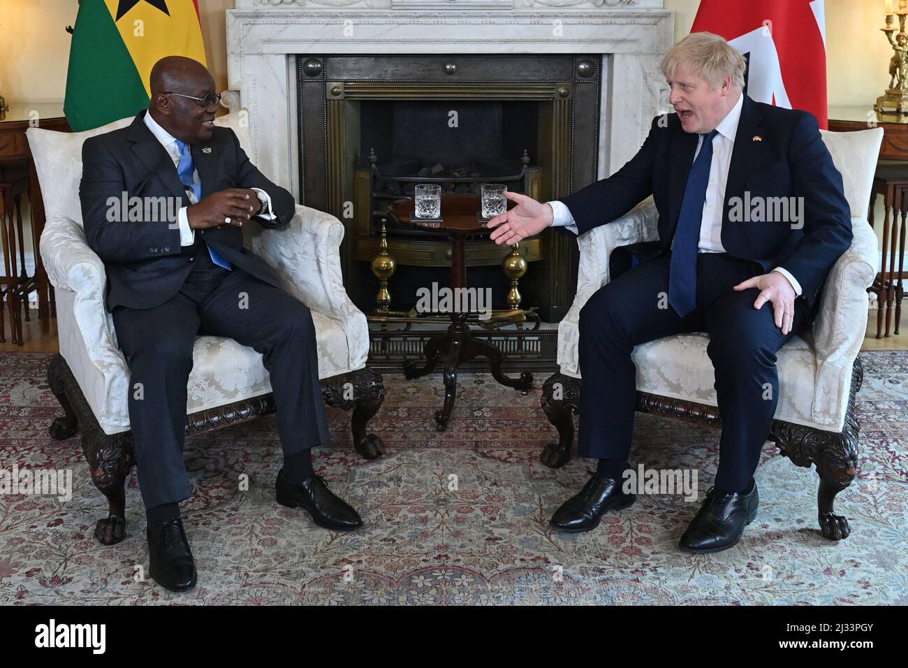 Premierminister Boris Johnson (rechts) mit der ghanaischen Präsidentin Nana Akufo-Addo im Vorfeld eines bilateralen Treffens in der Downing Street 10 in London. Bilddatum: Dienstag, 5. April 2022. Stockfoto