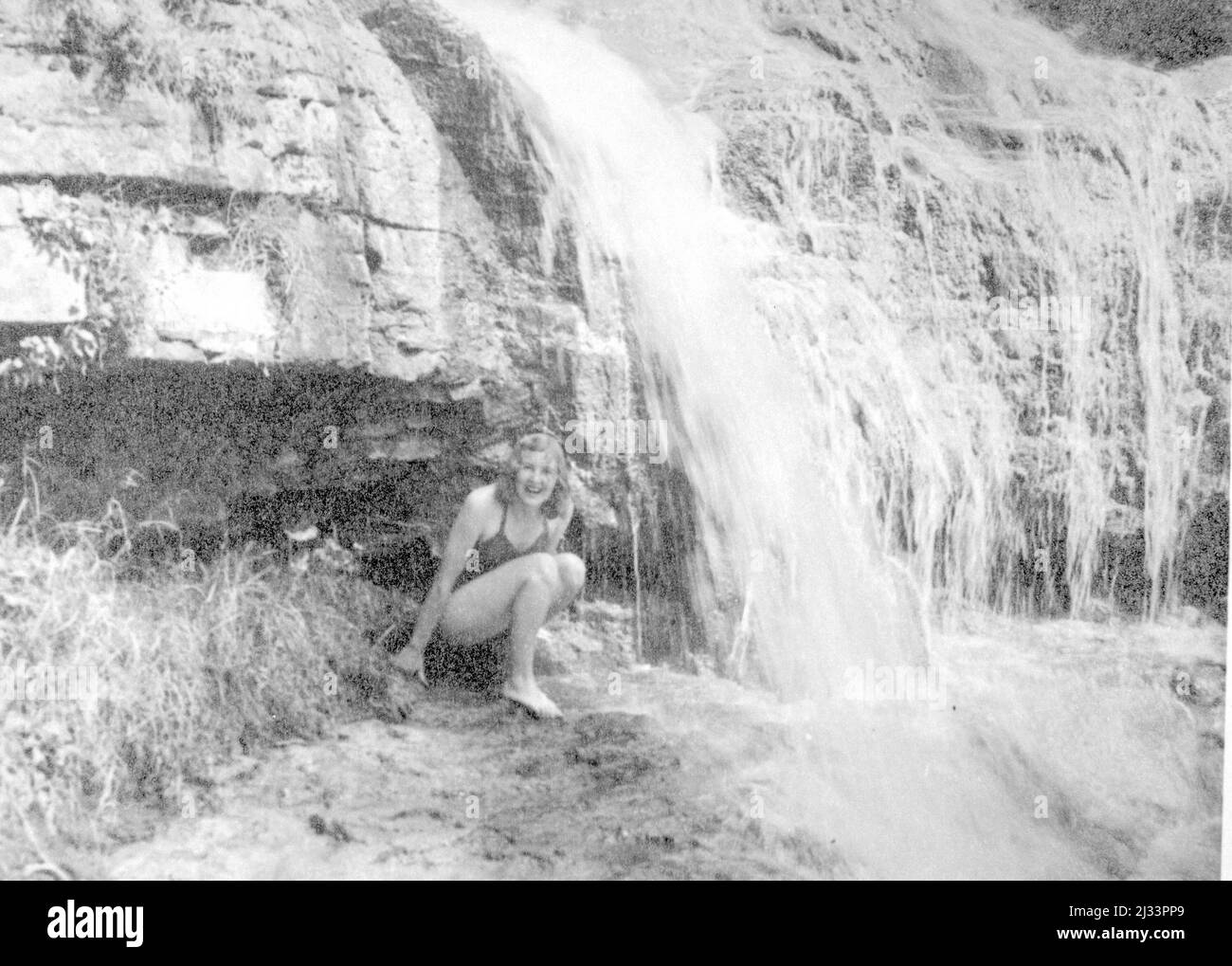 Oben am Wasserfall. Eva Brauns Fotoalben, ca. 1913 - ca. 1944. Diese Alben werden Eva Braun zugeschrieben (vier werden von ihrer Freundin Herta Schneider, geb. Ostermeyer, beansprucht) und dokumentieren ihr Leben aus ca. 1913 bis 1944. Es gibt viele Fotos von Eva, ihren Schwestern und ihren Kindern, Herta Schneider und ihren Kindern, sowie Fotos von Evas Ferien, Familienmitgliedern und Freunden. Dazu gehören Fotografien von und von Eva Braun in Hitlers Berghof (oder Kehlstein), Fotos von Hitler und seinem Gefolge, Besucher von Berghof und der Landschaft um Berchtesgaden und einige Stu Stockfoto