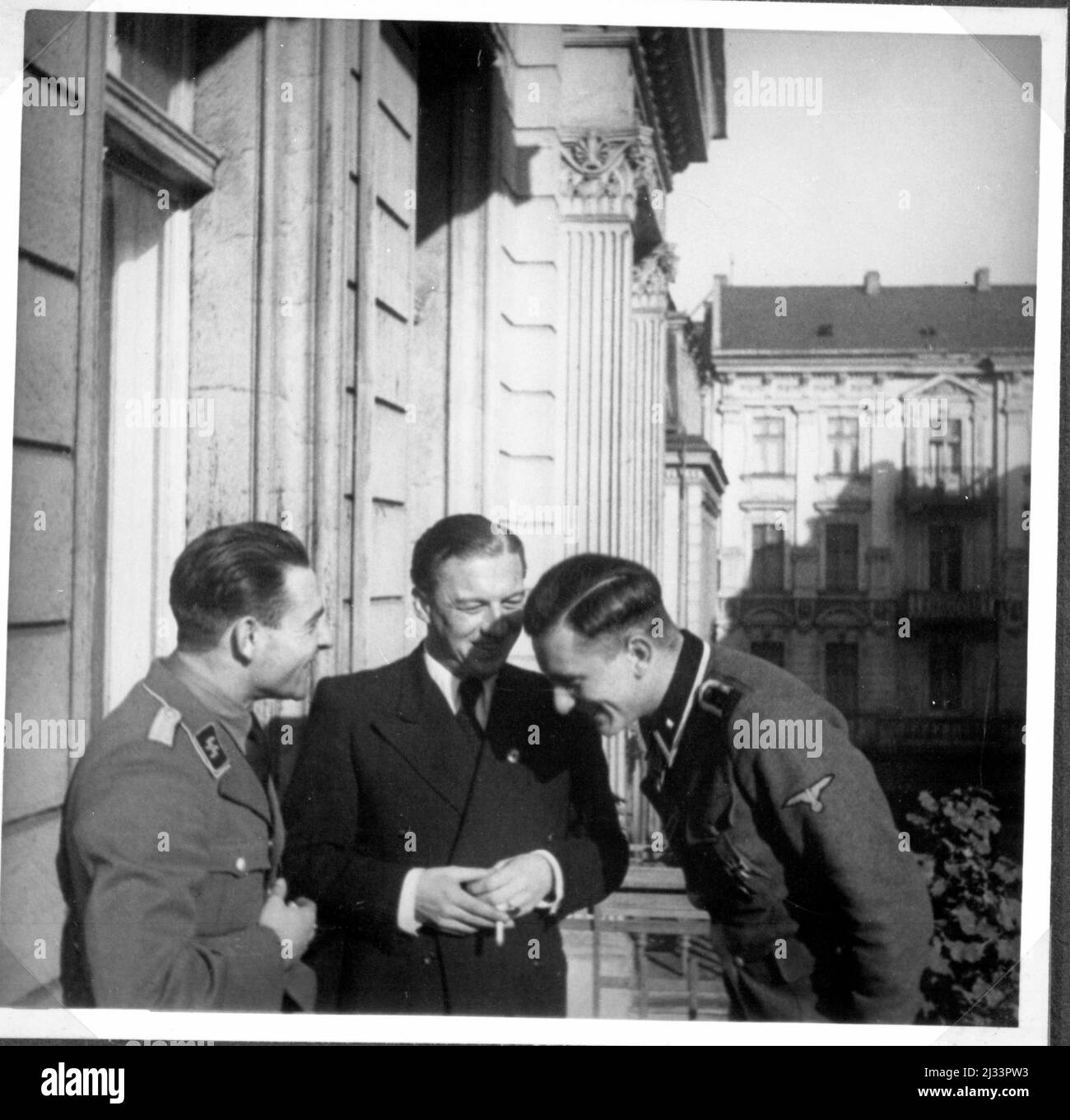 On Peter from Posen. Eva Brauns Fotoalben, ca. 1913 - ca. 1944. Diese Alben werden Eva Braun zugeschrieben (vier werden von ihrer Freundin Herta Schneider, geb. Ostermeyer, beansprucht) und dokumentieren ihr Leben aus ca. 1913 bis 1944. Es gibt viele Fotos von Eva, ihren Schwestern und ihren Kindern, Herta Schneider und ihren Kindern, sowie Fotos von Evas Ferien, Familienmitgliedern und Freunden. Dazu gehören Fotografien von und von Eva Braun im Hitlerchalet Berghof (oder Kehlstein), Fotografien von Hitler und seinem Gefolge, Besucher von Berghof und die Landschaft um Berchtesgaden, A Stockfoto