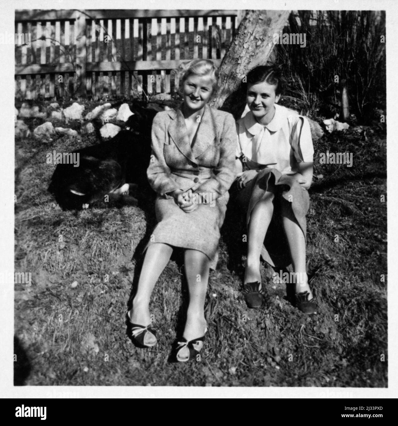 Obersalzberg, Obersalzberg, Deutschland. Eva Brauns Fotoalben, ca. 1913 - ca. 1944. Diese Alben werden Eva Braun zugeschrieben (vier werden von ihrer Freundin Herta Schneider, geb. Ostermeyer, beansprucht) und dokumentieren ihr Leben aus ca. 1913 bis 1944. Es gibt viele Fotos von Eva, ihren Schwestern und ihren Kindern, Herta Schneider und ihren Kindern, sowie Fotos von Evas Ferien, Familienmitgliedern und Freunden. Dazu gehören Fotografien von und von Eva Braun in Hitlers Berghof (oder Kehlstein), Fotos von Hitler und seinem Gefolge, Besucher von Berghof und die Landschaft um Berchtesga Stockfoto