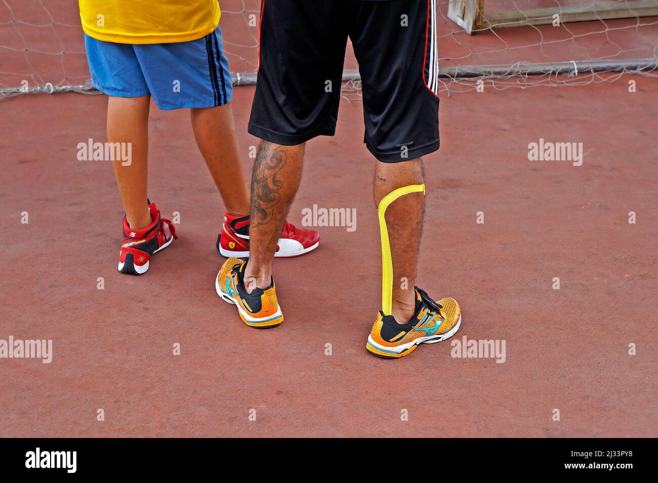 SANTO ANDRE, SAO PAULO, BRASILIEN - 11. MÄRZ 2017: Vater und Sohn Beine auf einem Sportplatz Stockfoto