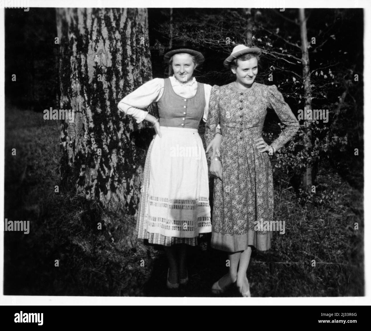 Eva Brauns Fotoalben, ca. 1913 - ca. 1944. Diese Alben werden Eva Braun zugeschrieben (vier werden von ihrer Freundin Herta Schneider, geb. Ostermeyer, beansprucht) und dokumentieren ihr Leben aus ca. 1913 bis 1944. Es gibt viele Fotos von Eva, ihren Schwestern und ihren Kindern, Herta Schneider und ihren Kindern, sowie Fotos von Evas Ferien, Familienmitgliedern und Freunden. Dazu gehören Fotografien von und von Eva Braun im Hitlerhaus Berghof (oder Kehlstein), Fotografien von Hitler und seinem Gefolge, Besucher von Berghof und der Landschaft um Berchtesgaden sowie einige Studioporträts von Eva Stockfoto